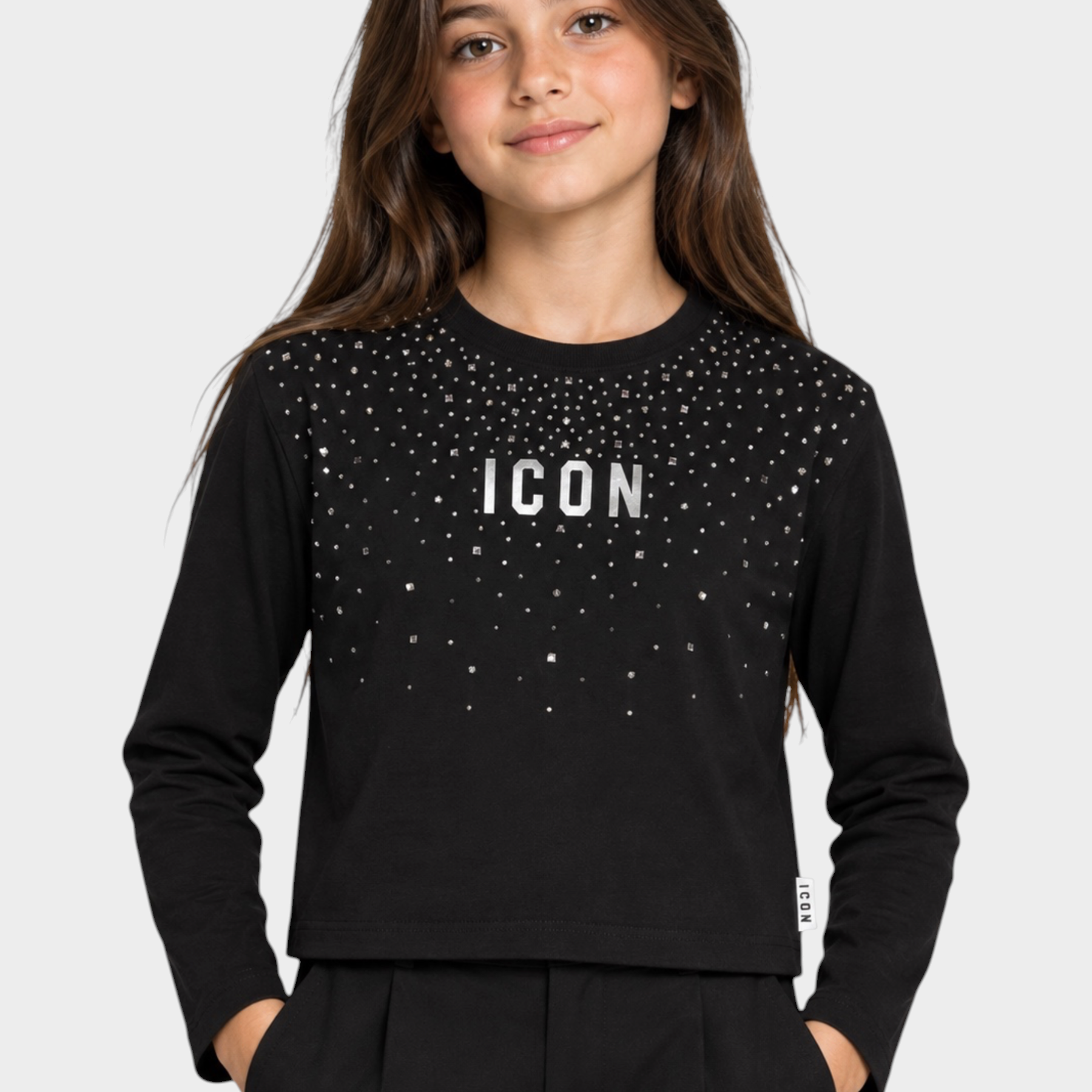 Bambina indossa una t-shirt nera Follower SRL boxy a maniche lunghe con decorazioni di strass e scritta ICON
