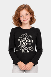 Bambina indossa una t-shirt nera a maniche lunghe Follower SRL con scritta gioiello in strass Love What You Do