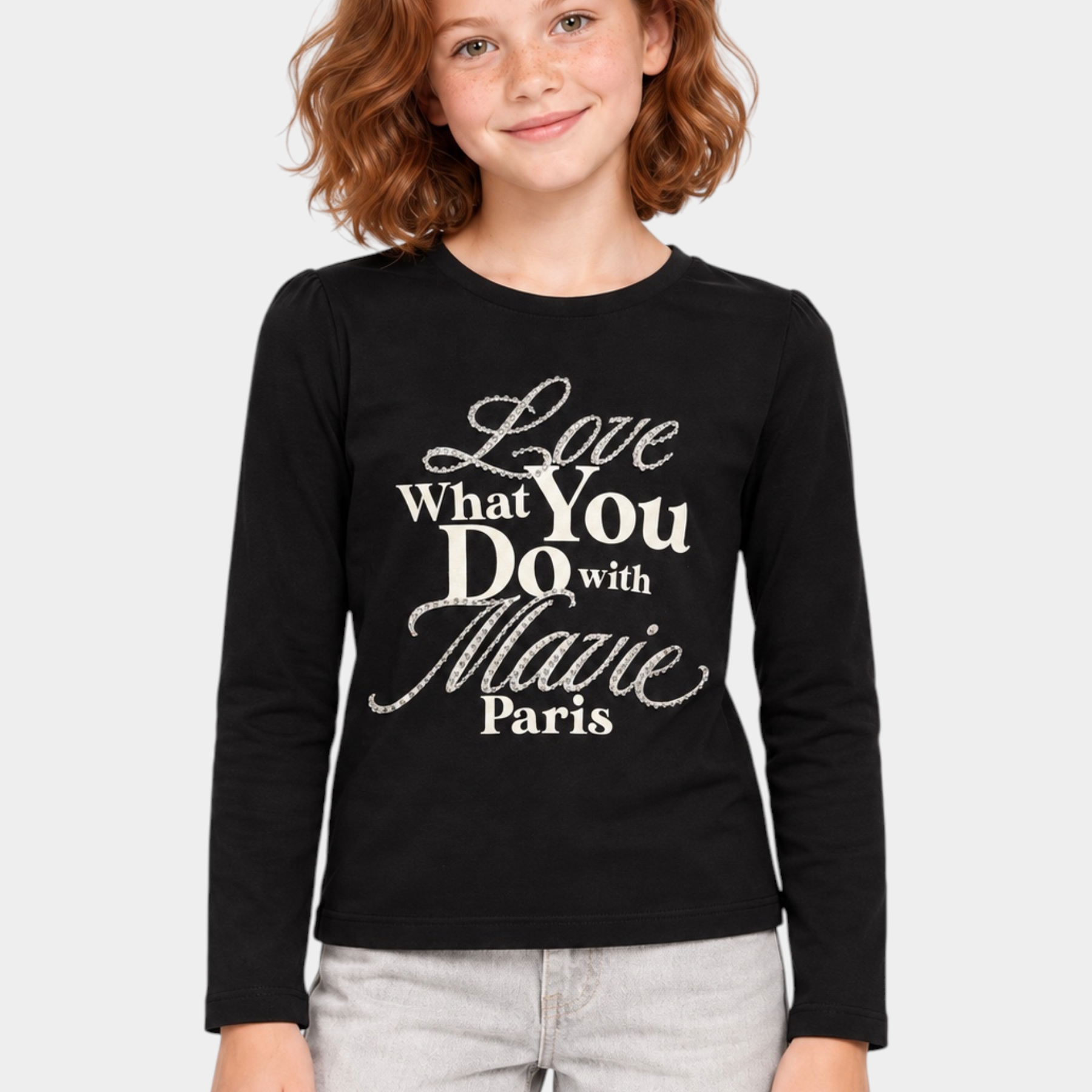 Bambina indossa t-shirt nera a maniche lunghe Follower SRL con scritta gioiello in strass Love What You Do