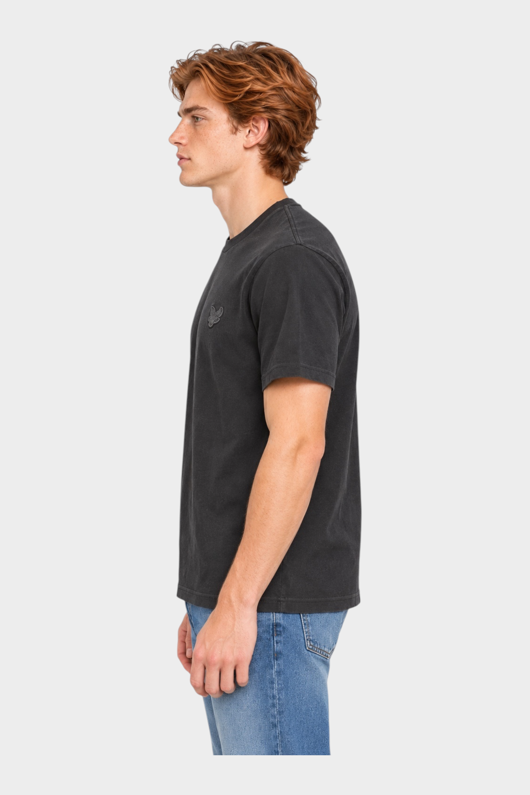 Modello di profilo indossa una t-shirt nera Follower SRL LYLE & SCOTT con logo sul petto e jeans
