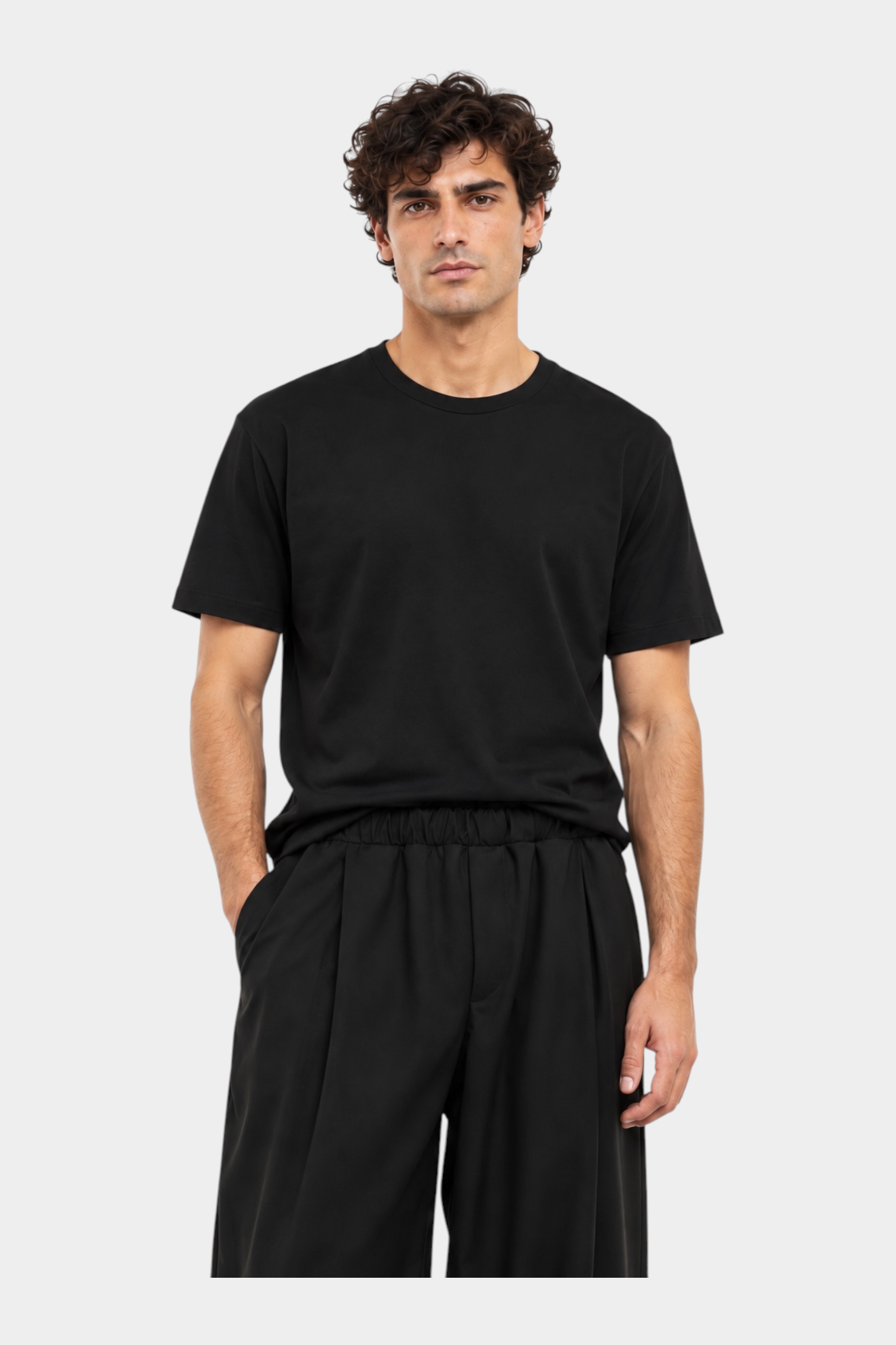 Modello indossa una t-shirt nera a girocollo regular fit di Follower SRL su sfondo bianco