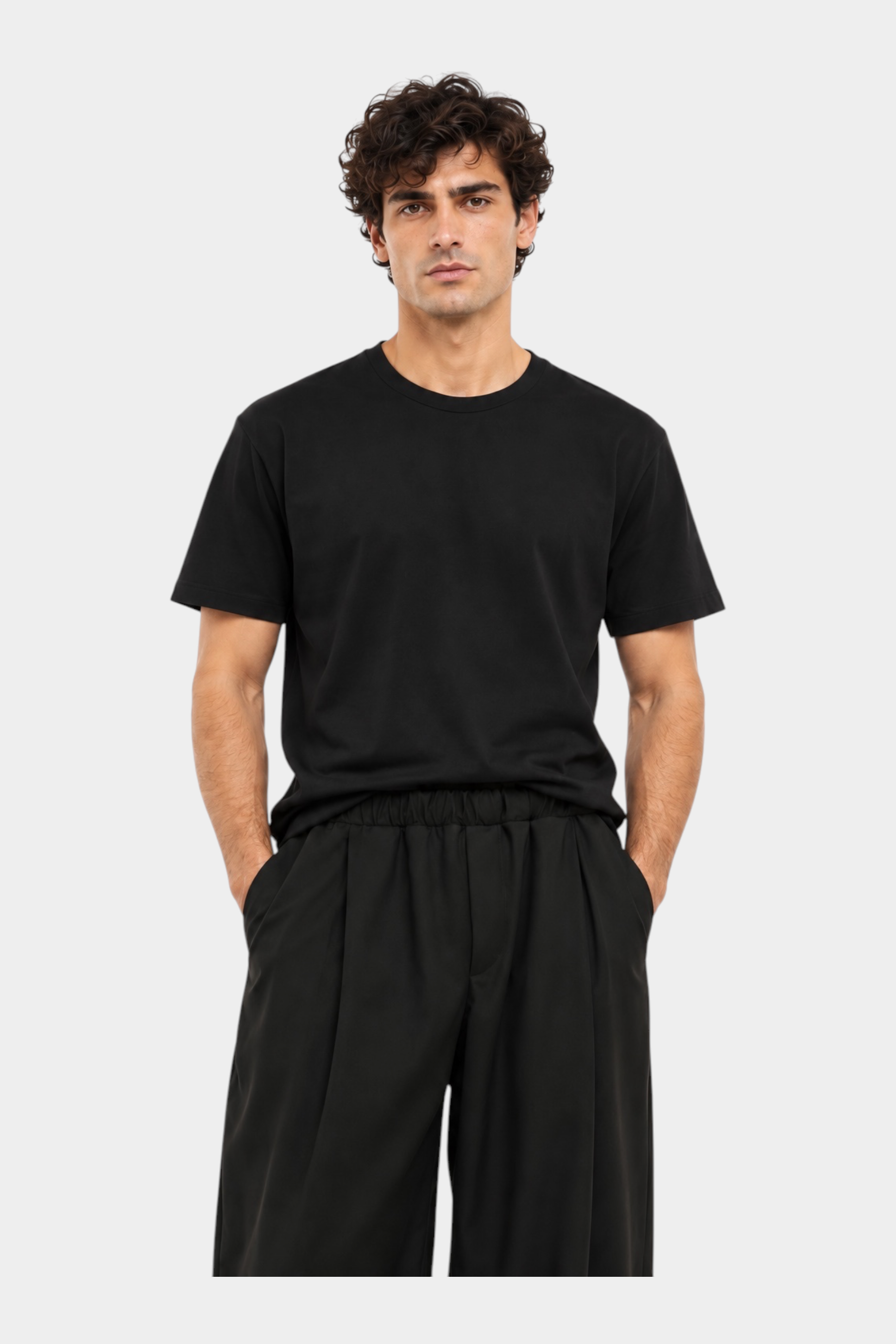 Modello indossa una t-shirt nera a girocollo regular fit di Follower SRL su sfondo bianco