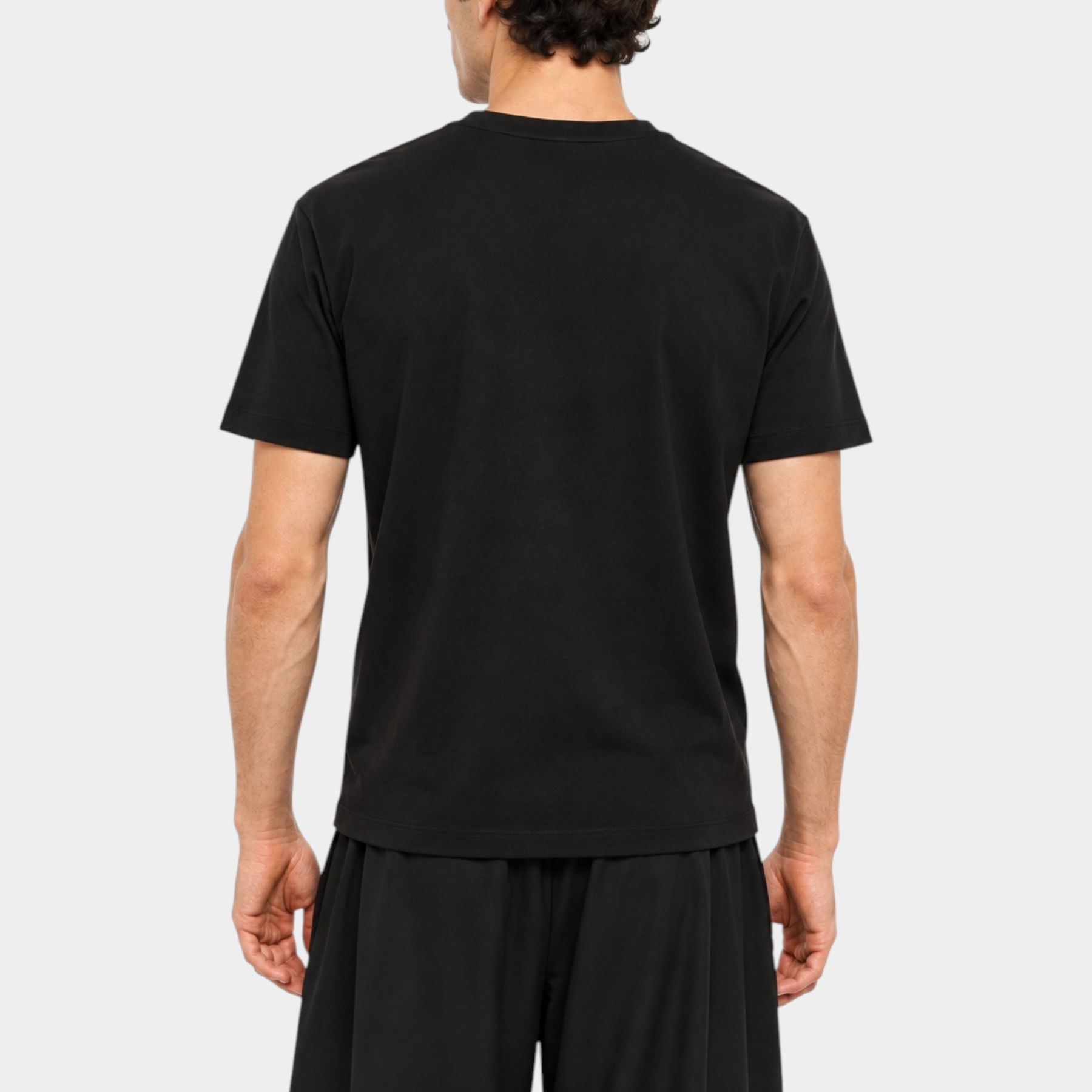 Vista posteriore di una t-shirt nera a maniche corte Follower SRL con vestibilità regolare indossata da un modello