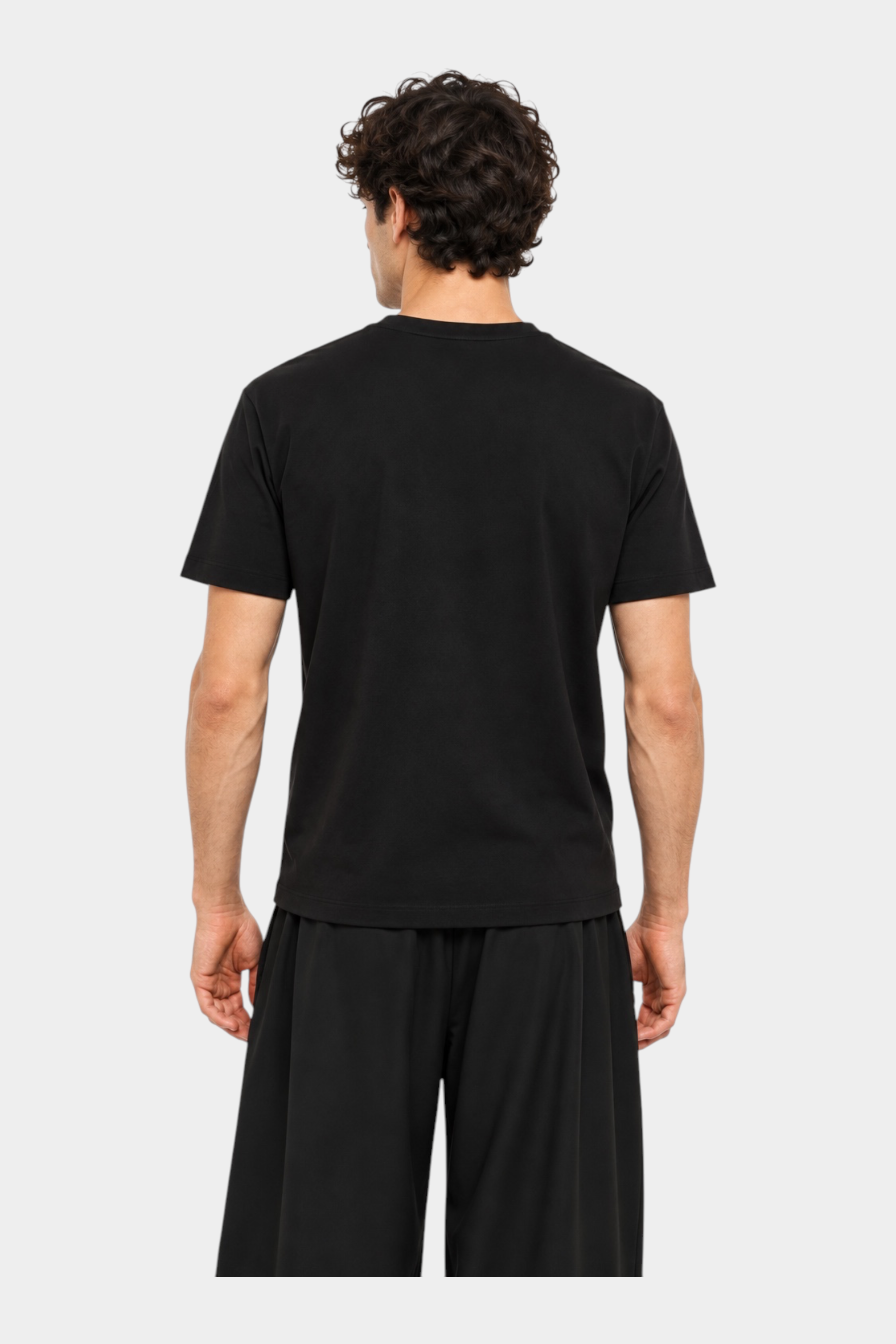 Vista posteriore di una t-shirt nera a maniche corte Follower SRL con vestibilità regolare indossata da un modello