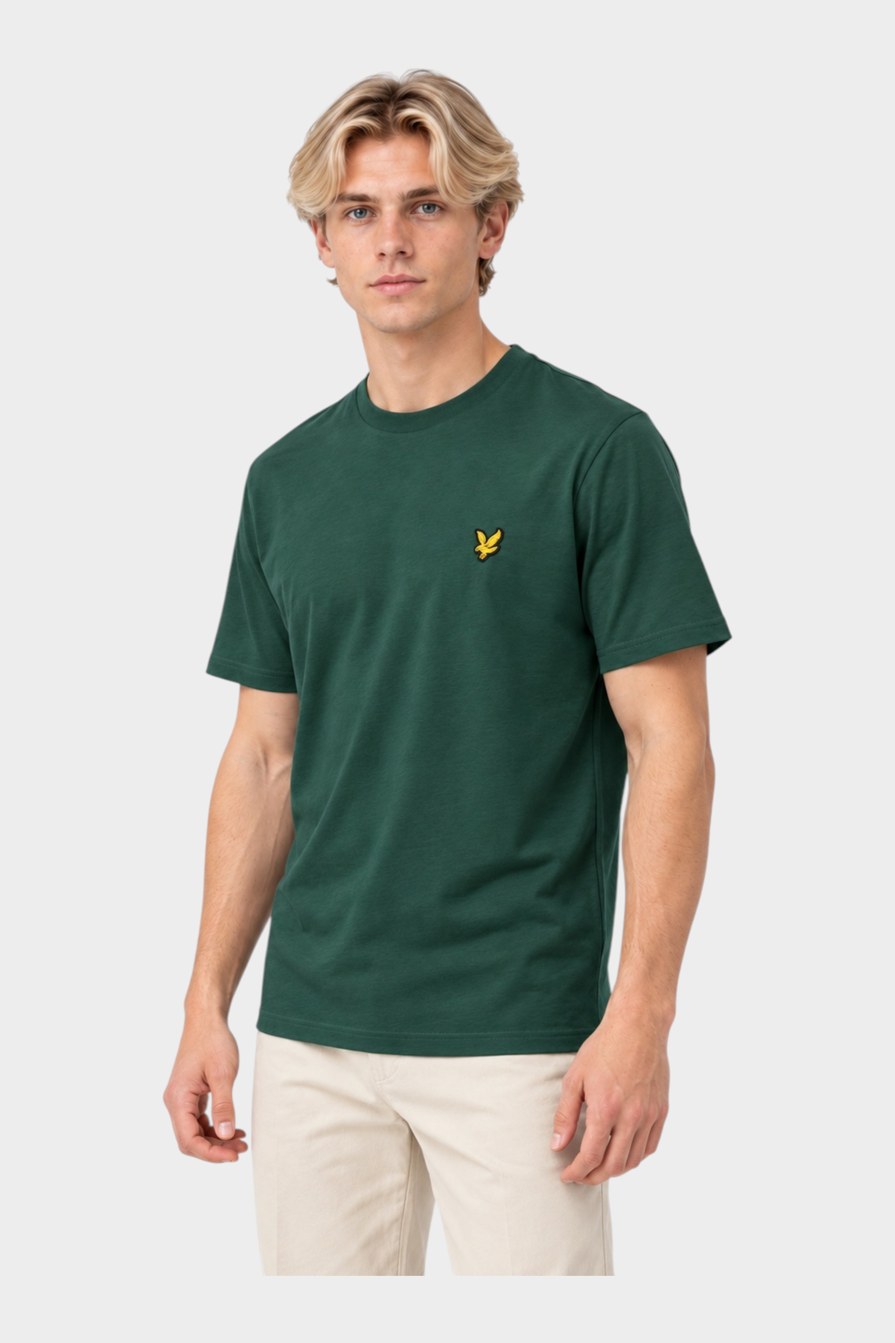Modello indossa t-shirt verde in cotone Follower SRL con logo aquila giallo sul petto