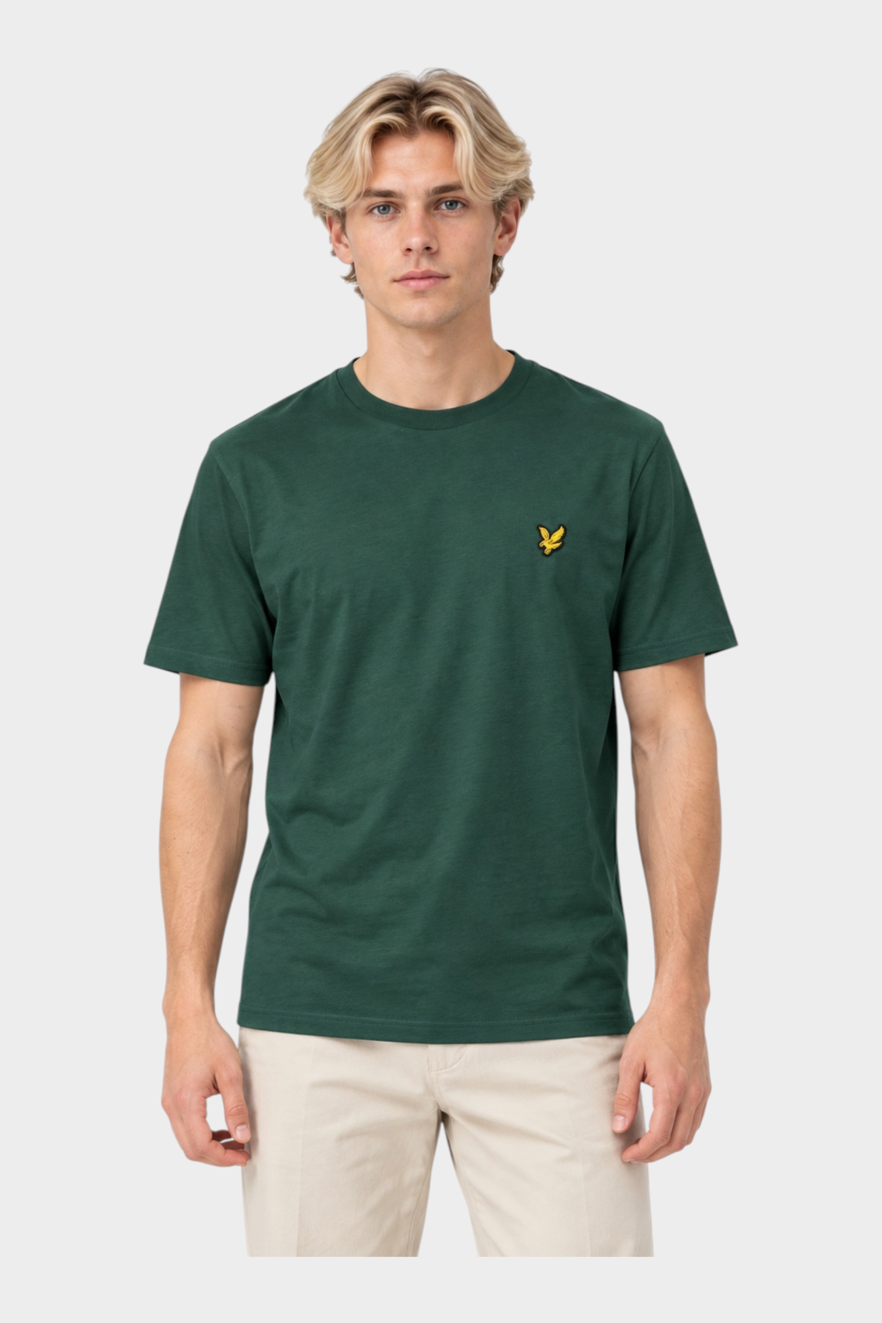 Modello indossa t-shirt verde Follower SRL Lyle & Scott con logo giallo sul petto e girocollo in cotone
