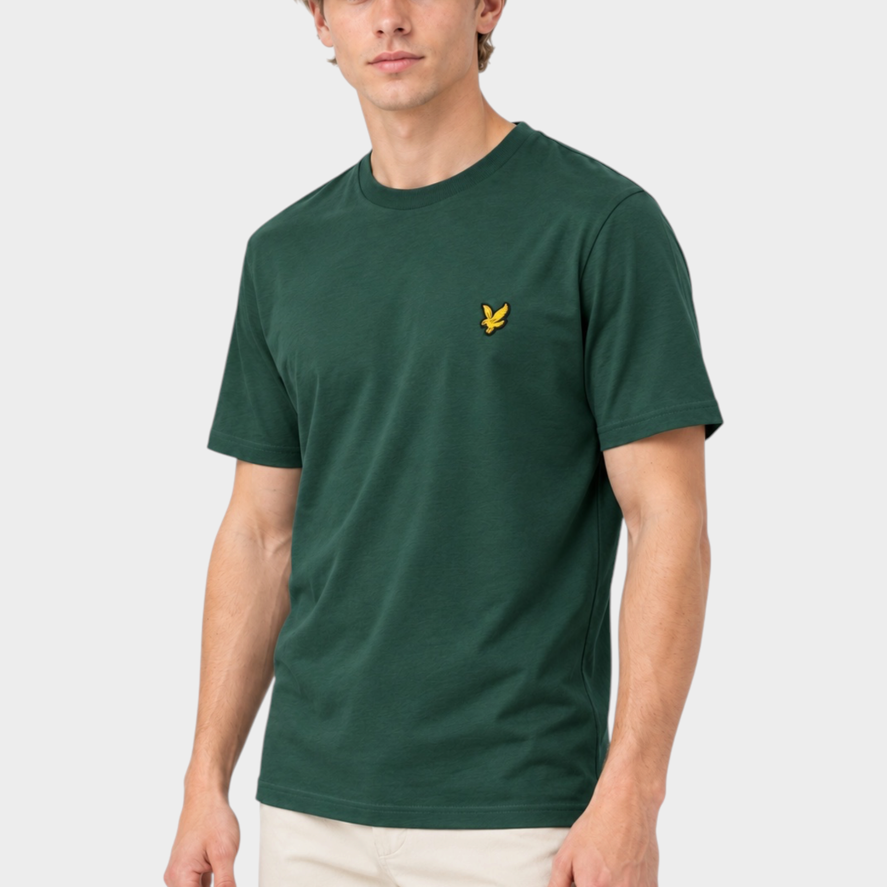Modello indossa t-shirt verde in cotone Follower SRL con logo Lyle & Scott sul petto su sfondo bianco