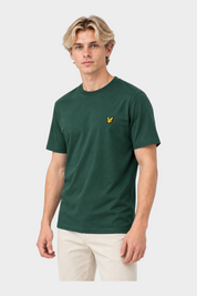 Modello indossa t-shirt verde in cotone Follower SRL con logo Lyle & Scott sul petto su sfondo bianco