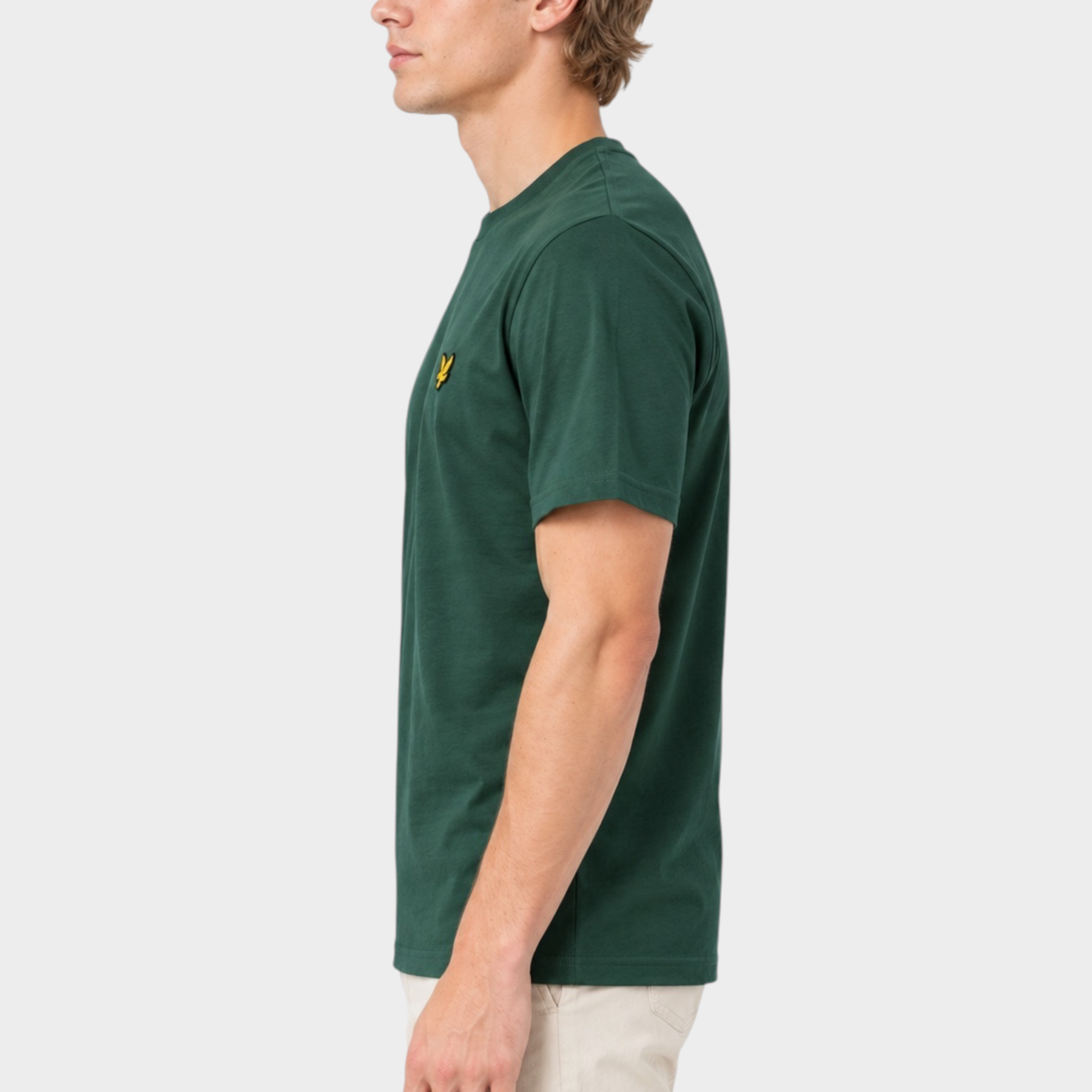 Modello di profilo indossa una t-shirt verde LYLE & SCOTT con logo sul petto, venduta da Follower SRL