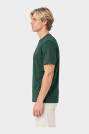 Modello di profilo indossa una t-shirt verde LYLE & SCOTT con logo sul petto, venduta da Follower SRL
