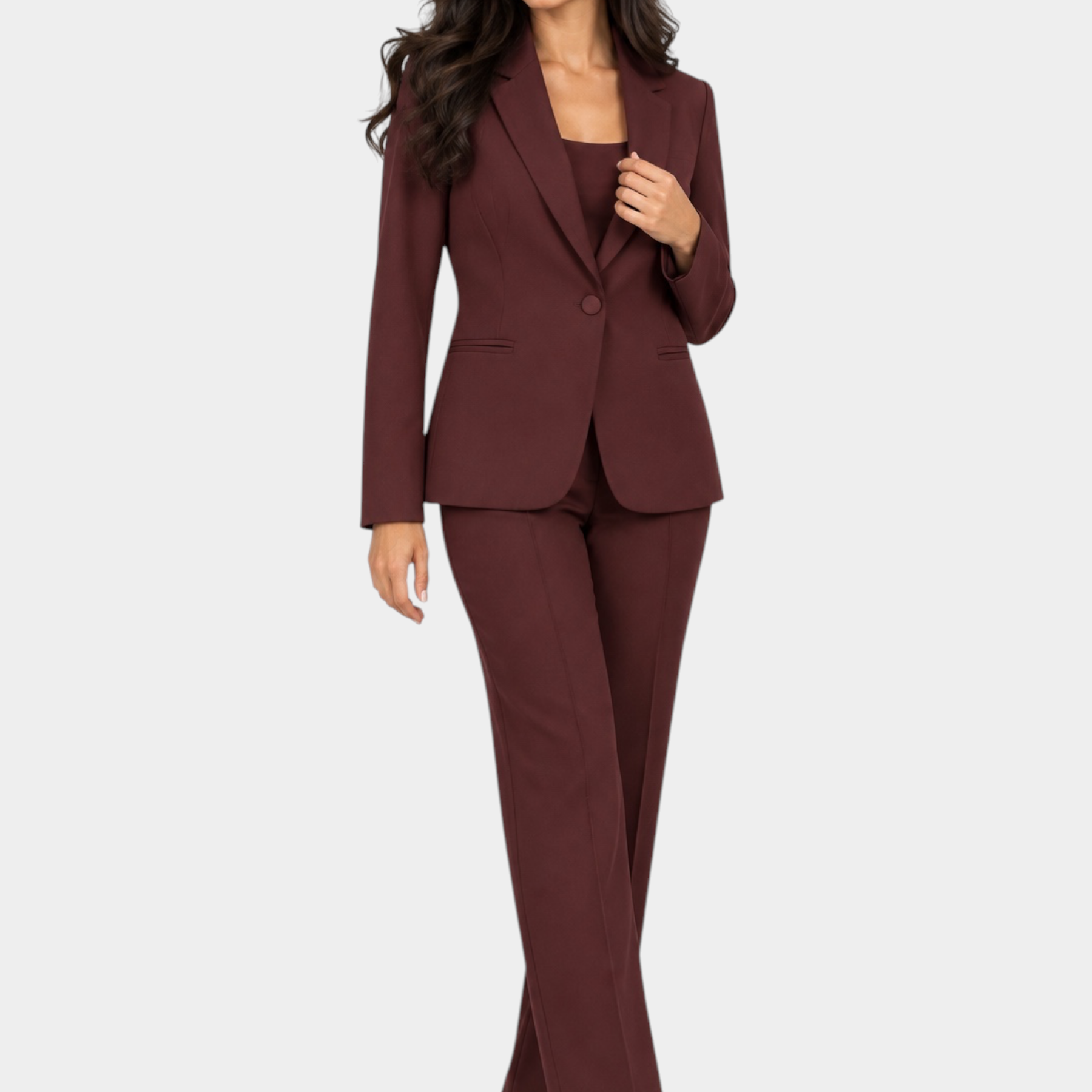 Modella indossa un elegante tailleur Follower SRL bordeaux con giacca monopetto e pantaloni sartoriali