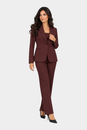 Modella indossa un elegante tailleur Follower SRL bordeaux con giacca monopetto e pantaloni sartoriali