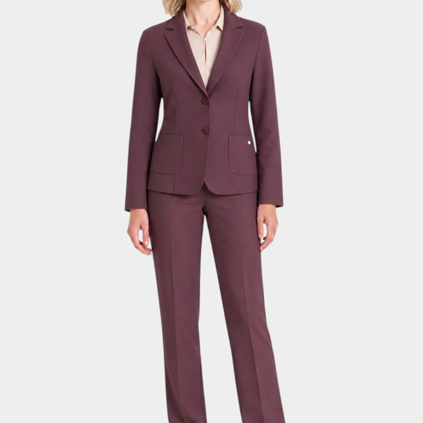 Modella indossa tailleur Follower SRL bordeaux con giacca strutturata e pantalone ampio in tessuto Compact elegante
