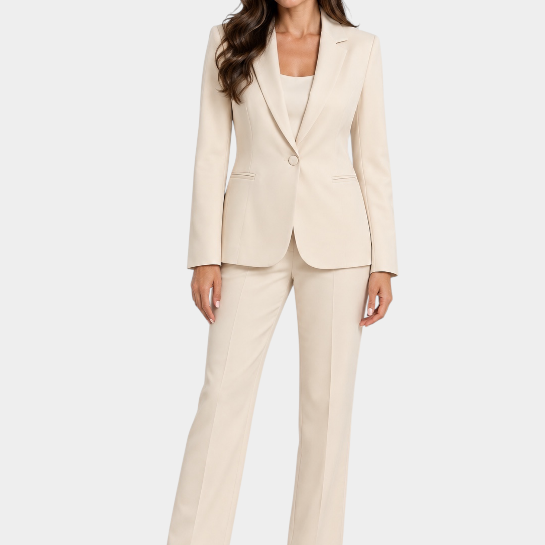 Modella indossa un tailleur donna avorio Follower SRL con giacca monopetto e pantaloni sartoriali eleganti