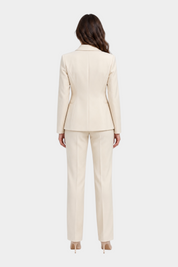 Vista posteriore di un tailleur donna Follower SRL color avorio con giacca sartoriale e pantaloni dal taglio dritto