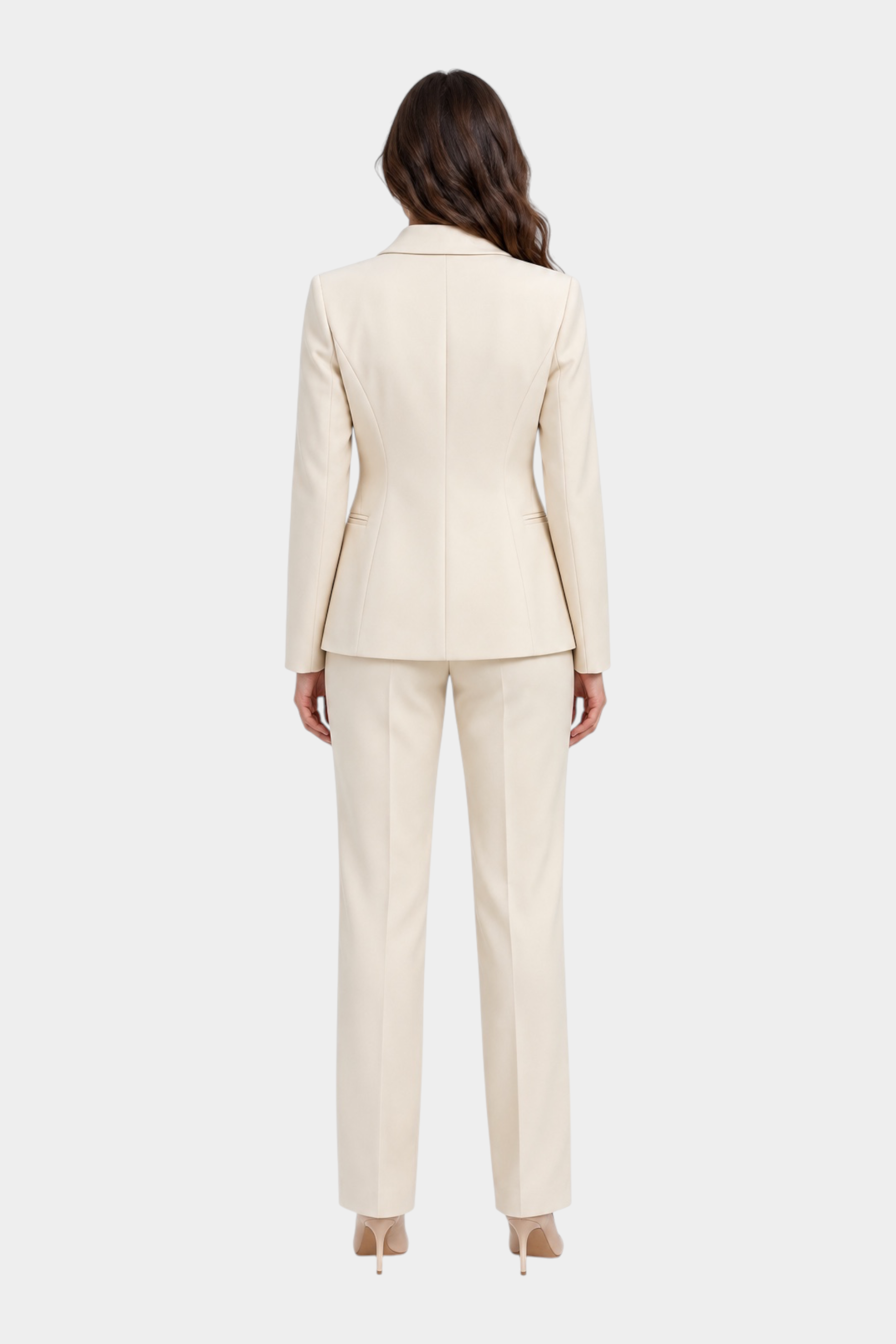 Vista posteriore di un tailleur donna Follower SRL color avorio con giacca sartoriale e pantaloni dal taglio dritto