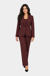 Modella indossa un elegante tailleur donna bordeaux Follower SRL con giacca strutturata e pantaloni coordinati