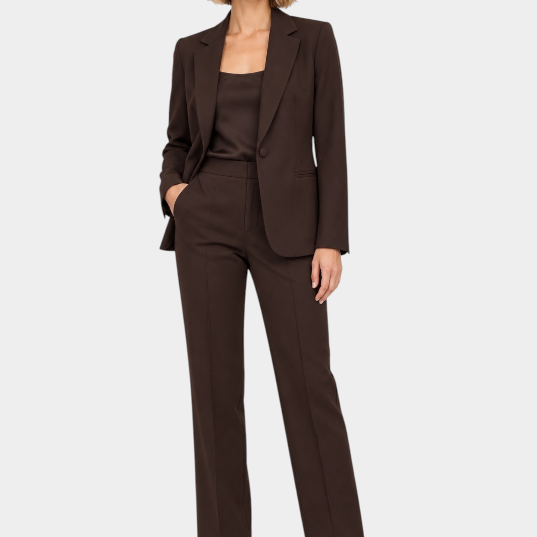 Modella indossa un tailleur marrone Follower SRL composto da blazer strutturato e pantaloni a gamba dritta