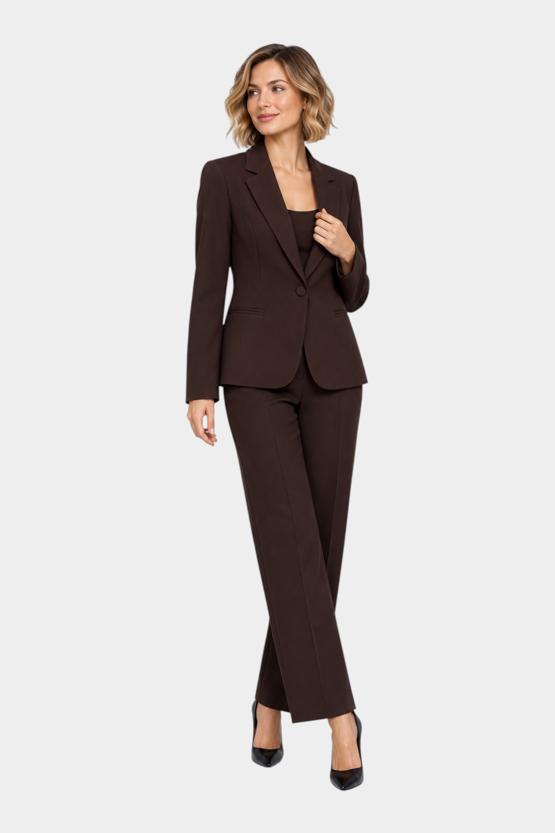 Modella indossa un tailleur marrone Follower SRL con giacca avvitata e pantaloni a gamba dritta su sfondo neutro