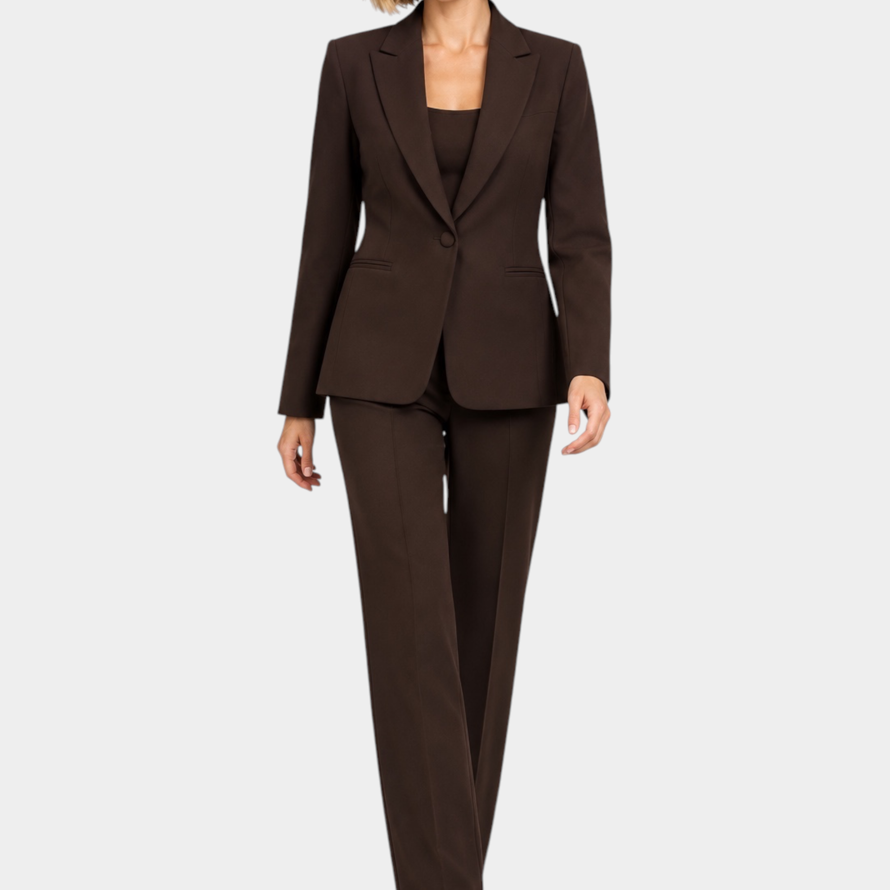 Modella indossa un tailleur marrone Follower SRL composto da giacca strutturata e pantaloni eleganti