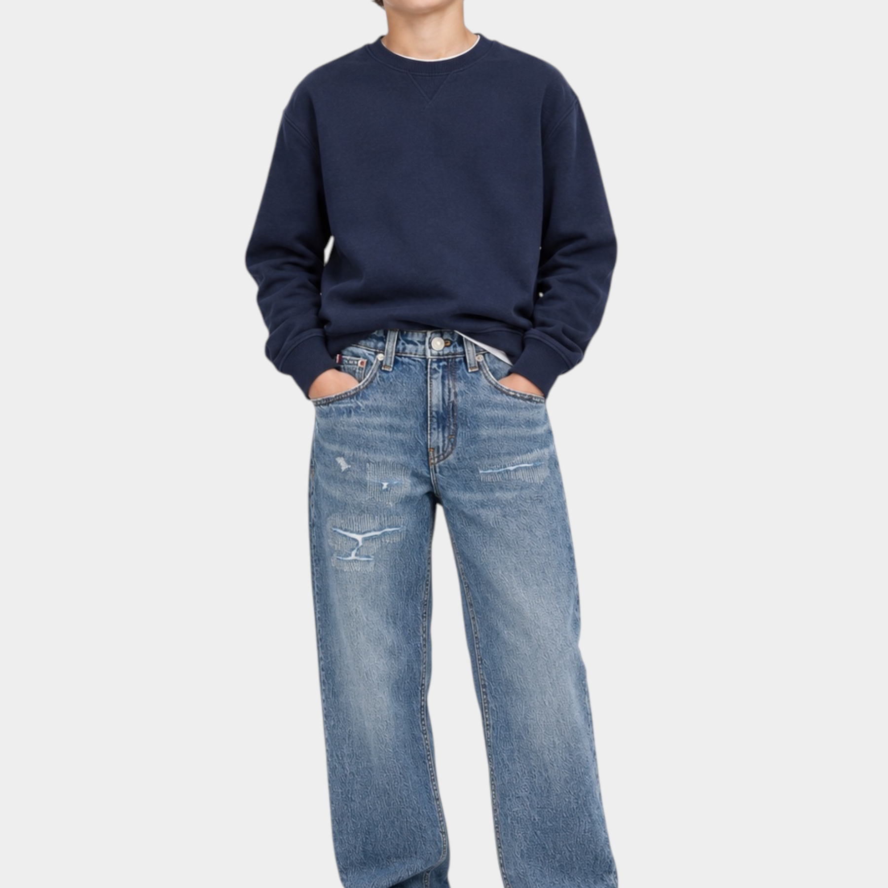 Ragazzo indossa jeans Follower SRL Tommy Hilfiger barrel fit blu con effetto vintage e dettagli consumati