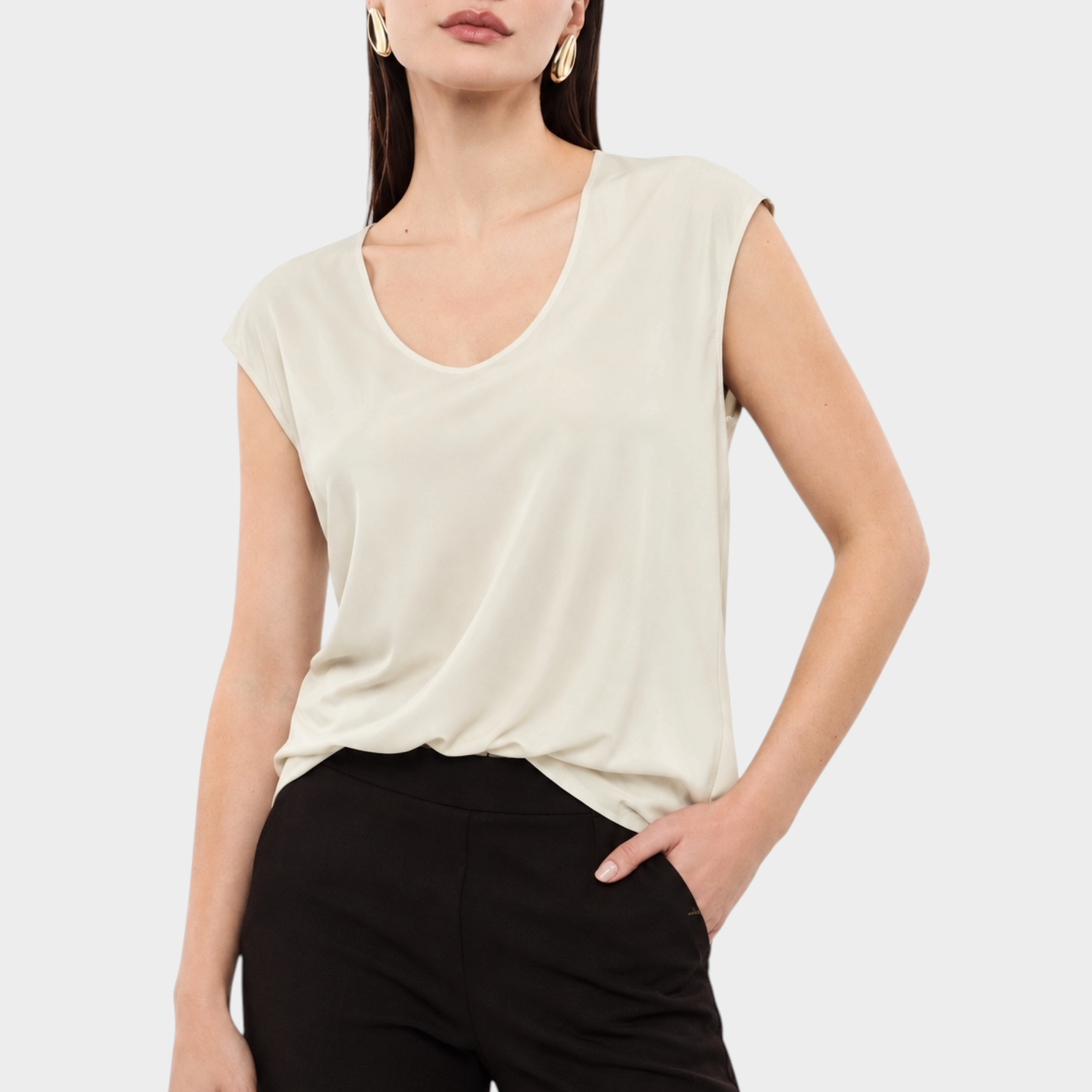 Top Follower SRL da donna color avorio con ampio scollo a V e maniche corte, indossato con pantaloni neri