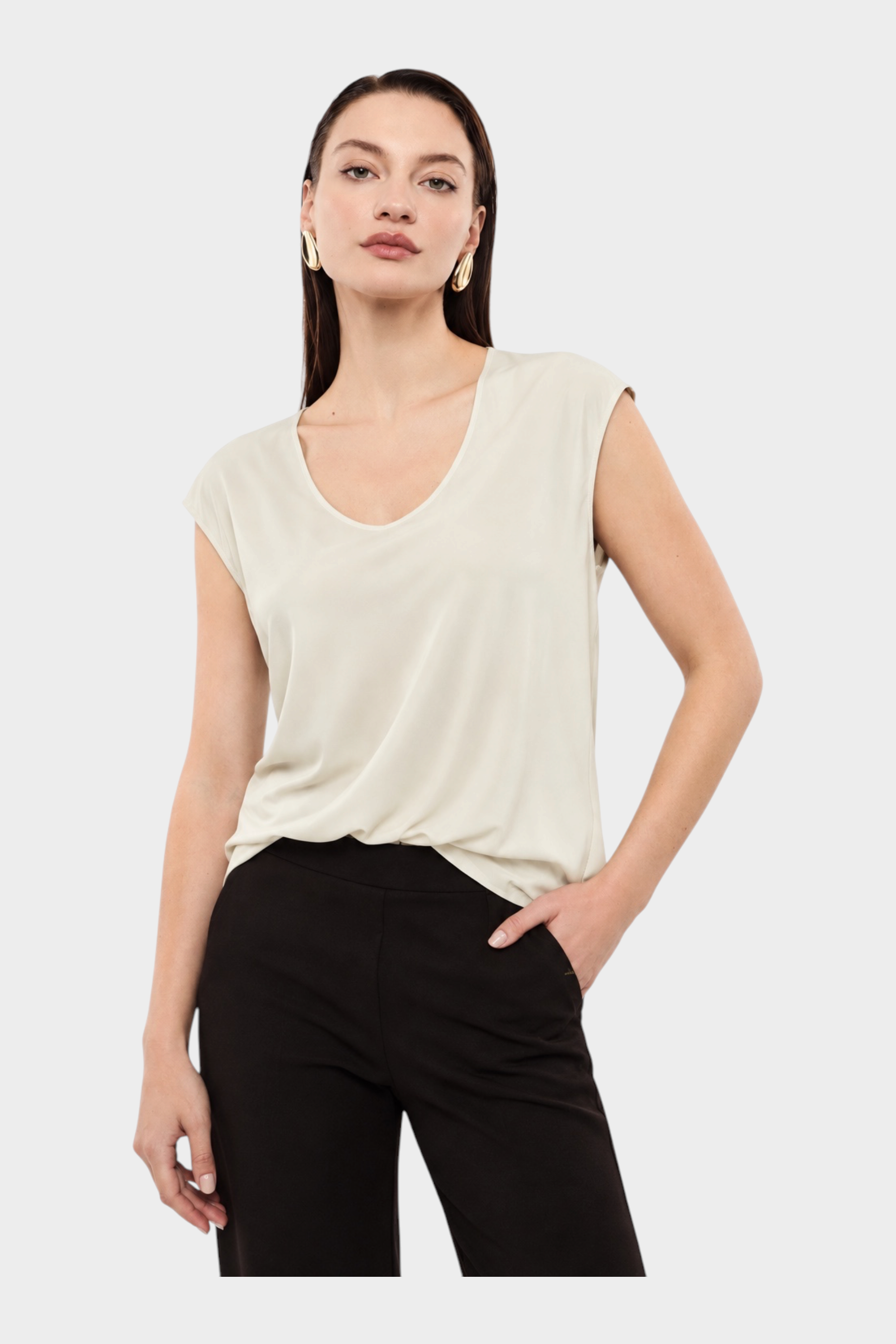 Top Follower SRL da donna color avorio con ampio scollo a V e maniche corte, indossato con pantaloni neri