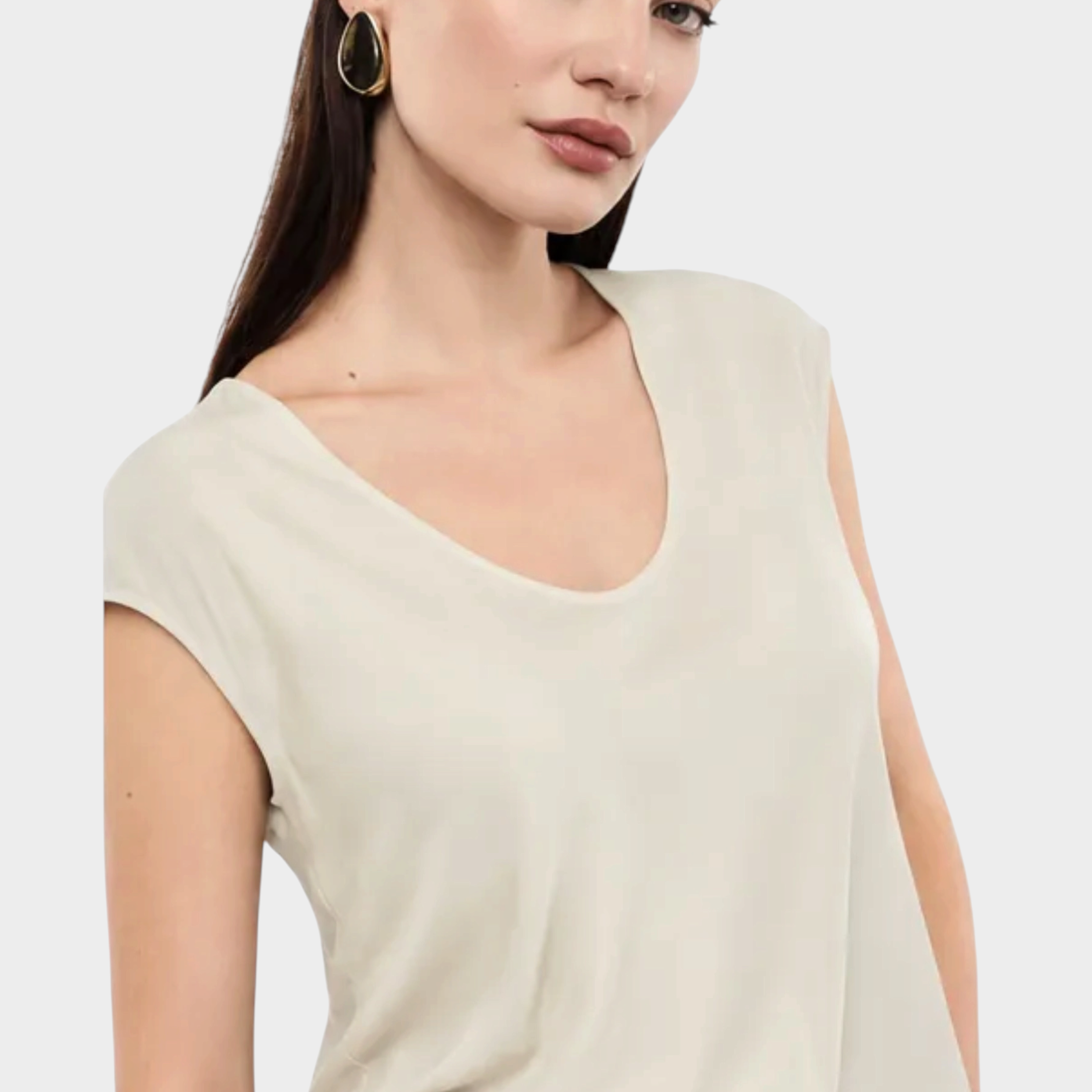 Top donna avorio IMPERIAL con scollo ampio a V indossato da una modella, collezione Follower SRL