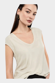 Top donna avorio IMPERIAL con scollo ampio a V indossato da una modella, collezione Follower SRL