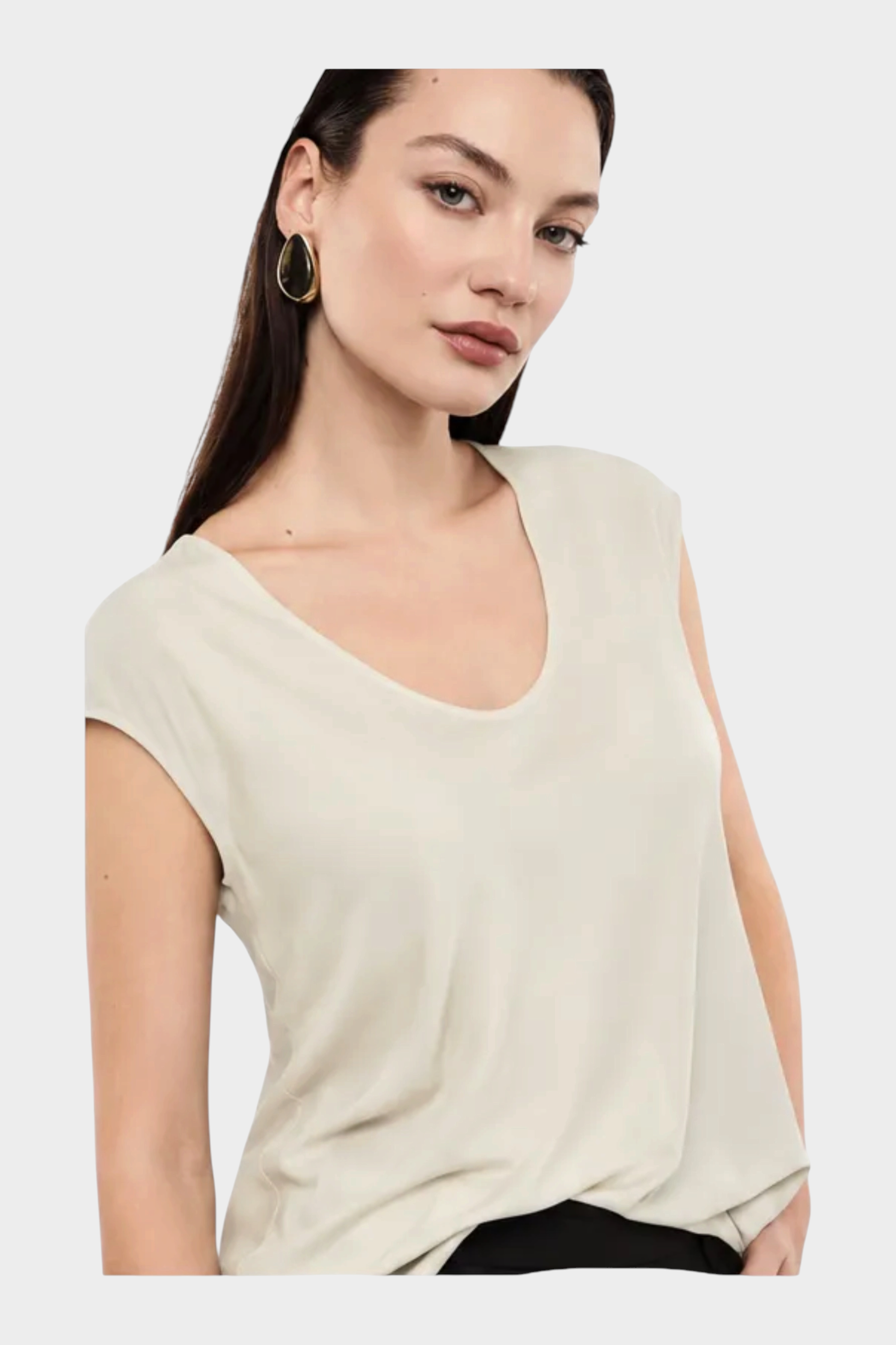 Top donna avorio IMPERIAL con scollo ampio a V indossato da una modella, collezione Follower SRL
