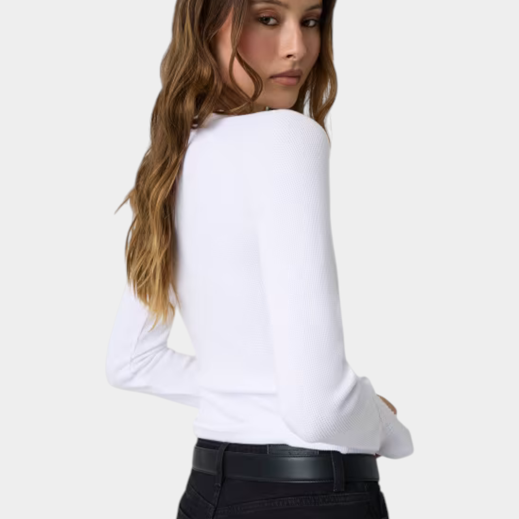 Top bianco a maniche lunghe Follower SRL con texture a nido d'ape indossato da una modella con jeans neri