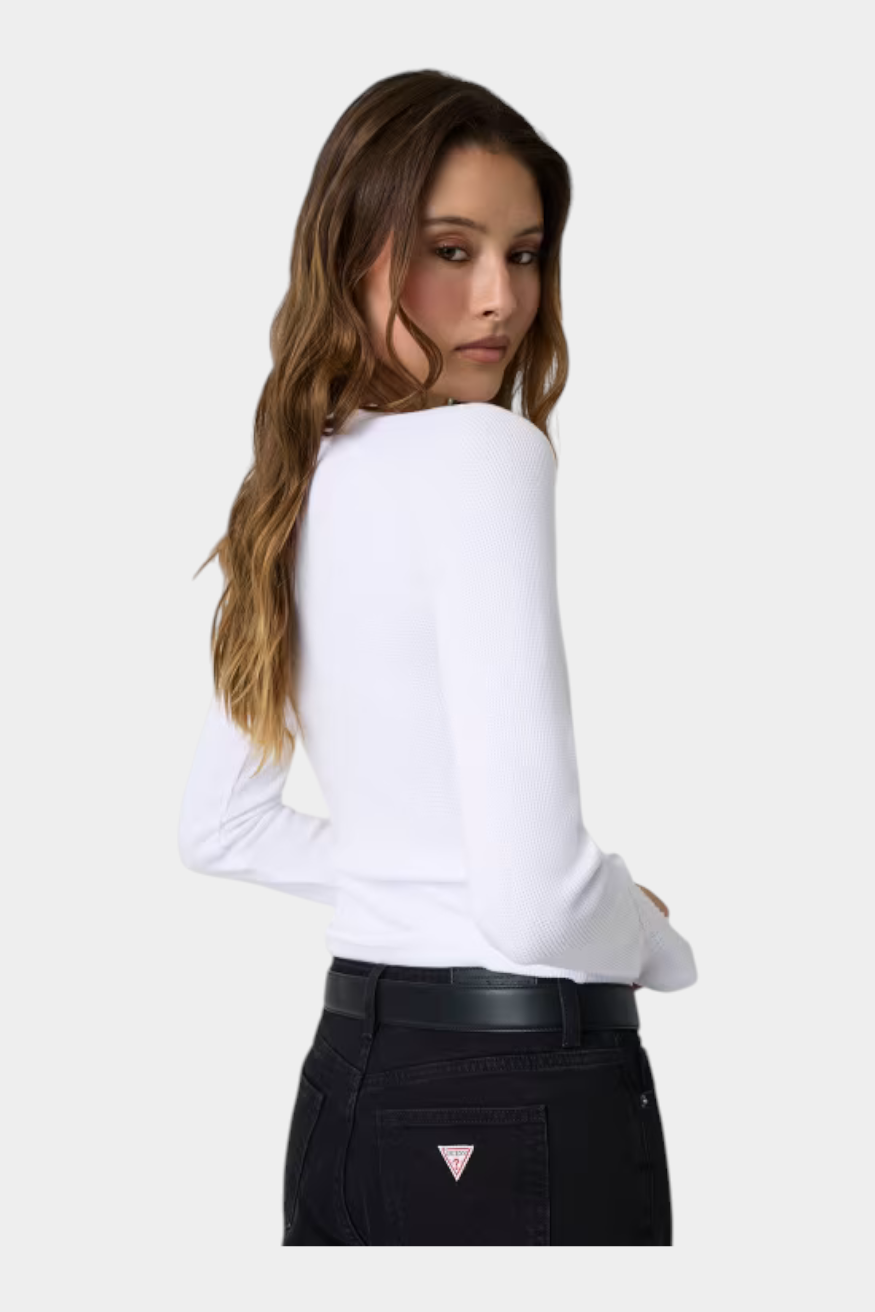 Top bianco a maniche lunghe Follower SRL con texture a nido d'ape indossato da una modella con jeans neri