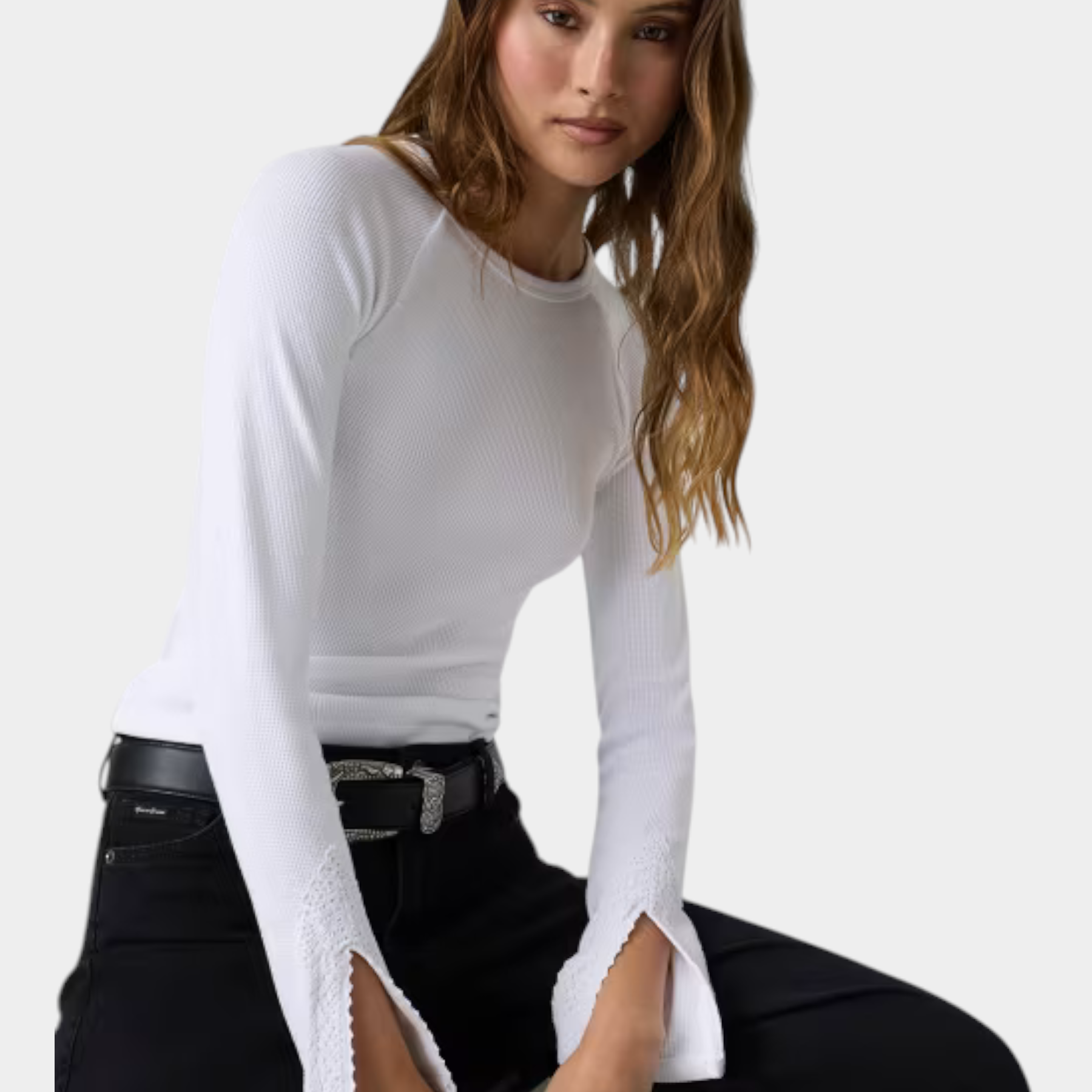 Modella indossa un top bianco a maniche lunghe Follower SRL con dettagli in pizzo sui polsini e scollo rotondo