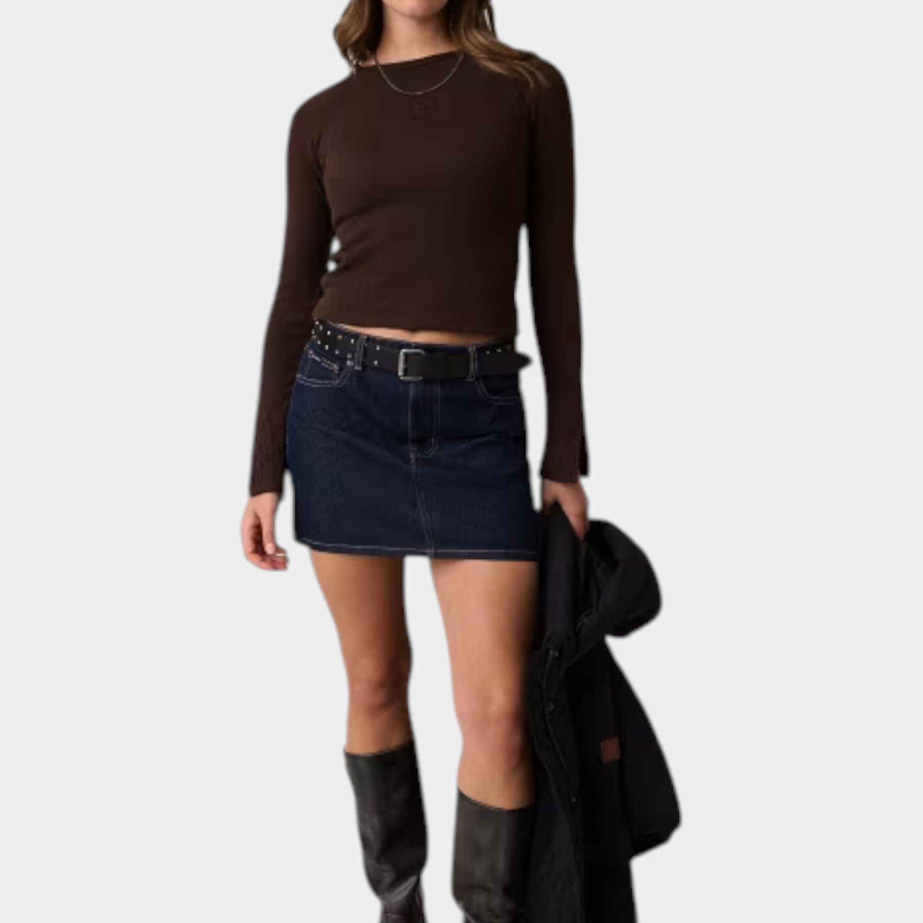 Modella indossa top a maniche lunghe marrone Follower SRL con gonna di jeans scura e stivali alti neri