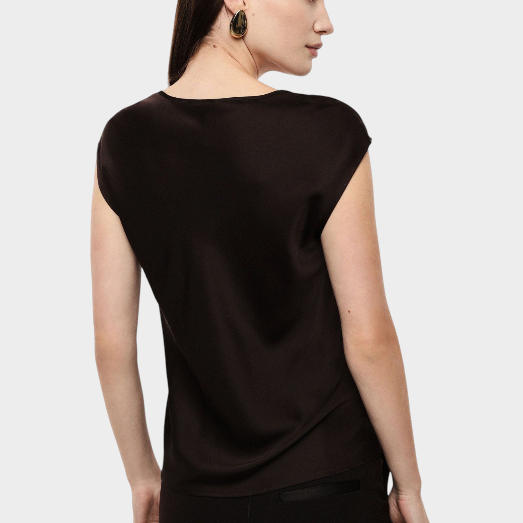 Top donna marrone IMPERIAL con scollo a V e maniche corte indossato da una modella, collezione Follower SRL