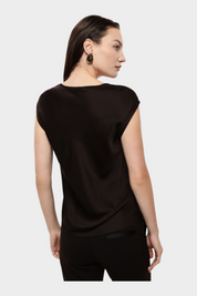 Top donna marrone IMPERIAL con scollo a V e maniche corte indossato da una modella, collezione Follower SRL