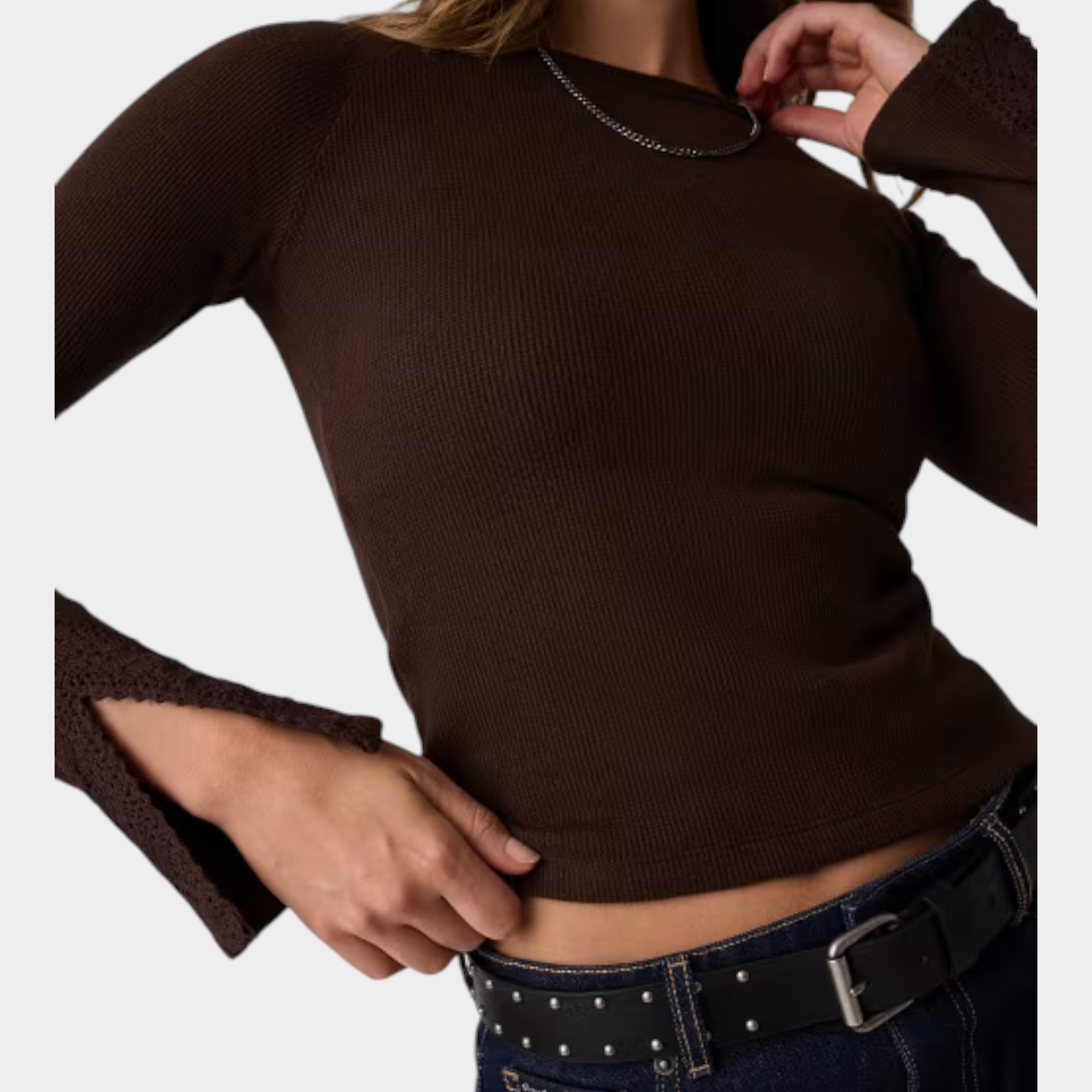 Top in pizzo marrone a maniche lunghe con spacchi sui polsi indossato da una modella Follower SRL