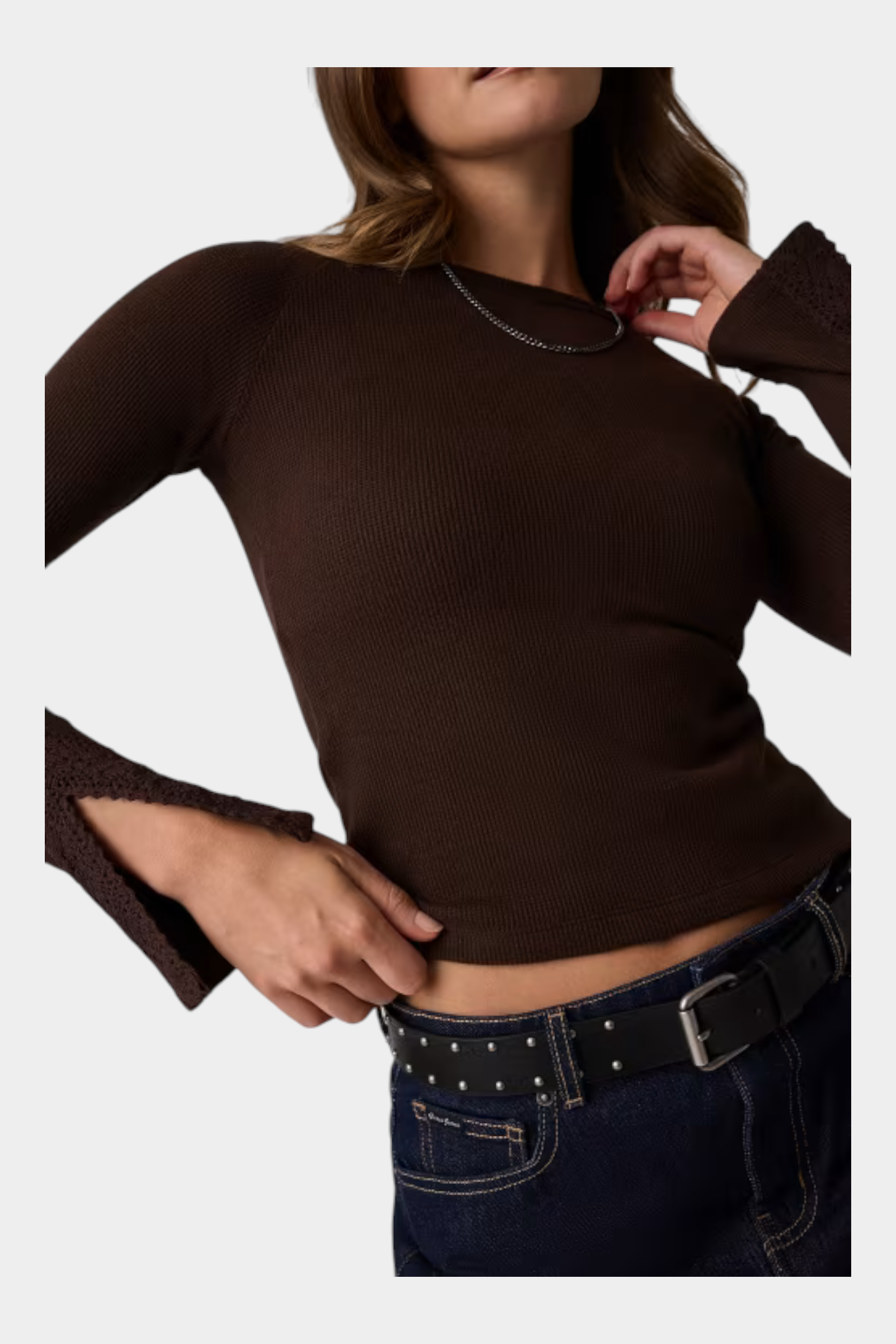 Top in pizzo marrone a maniche lunghe con spacchi sui polsi indossato da una modella Follower SRL