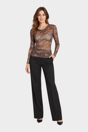 Modella indossa top Follower SRL a maniche lunghe in tessuto trasparente marrone con stampa paisley e scollo morbido