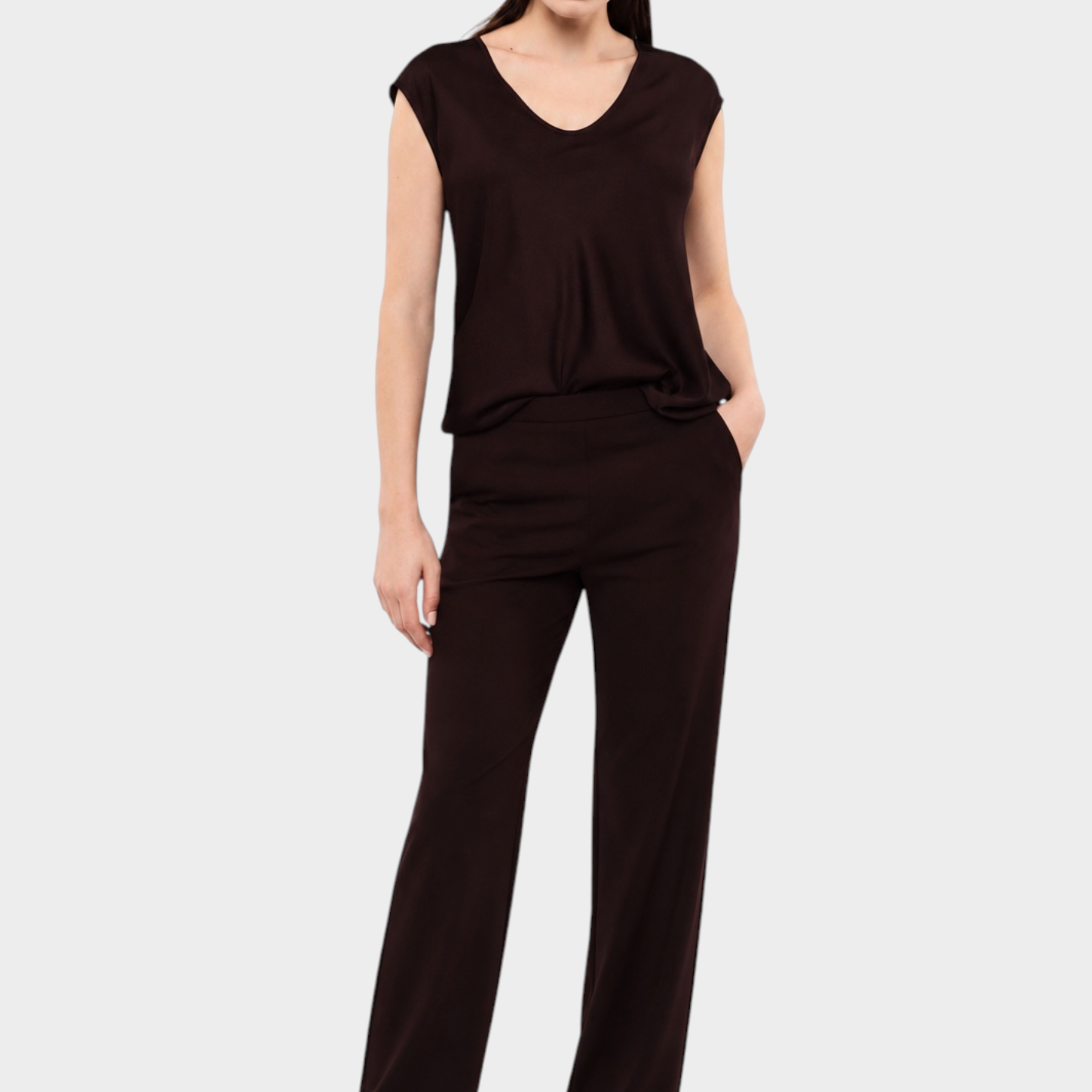 Modella indossa un top IMPERIAL viola con ampio scollo a V e pantaloni coordinati a gamba dritta Follower SRL