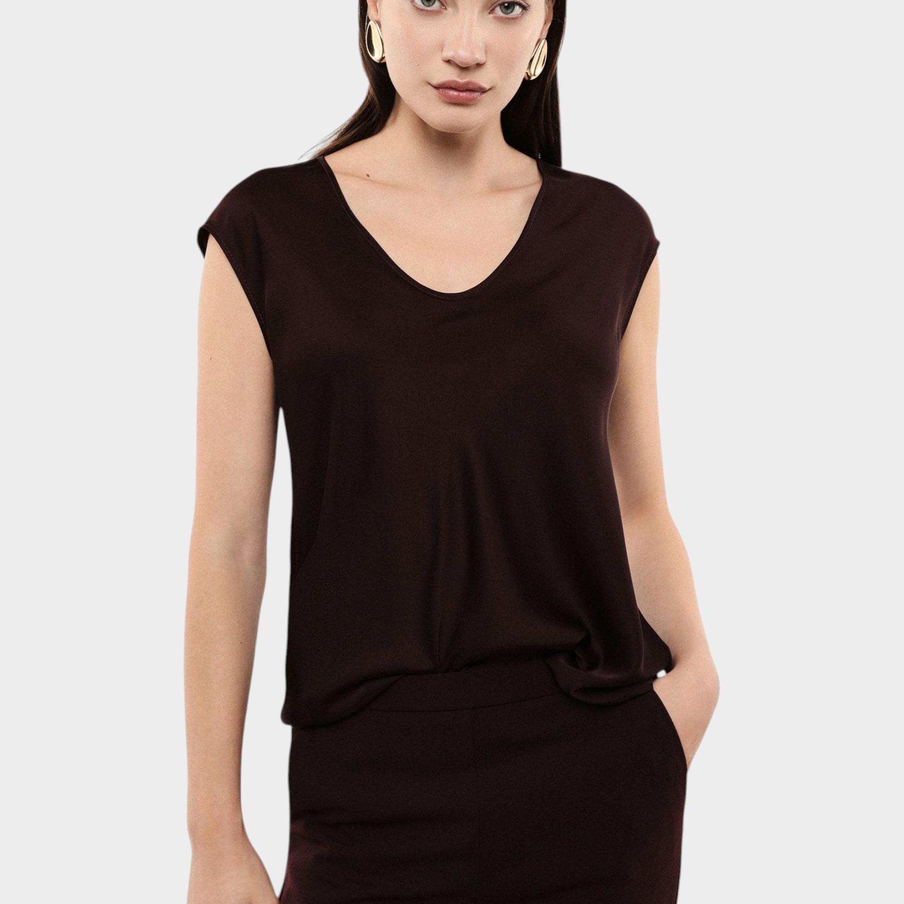 Top donna viola IMPERIAL con scollo a V ampio indossato da una modella, collezione Follower SRL