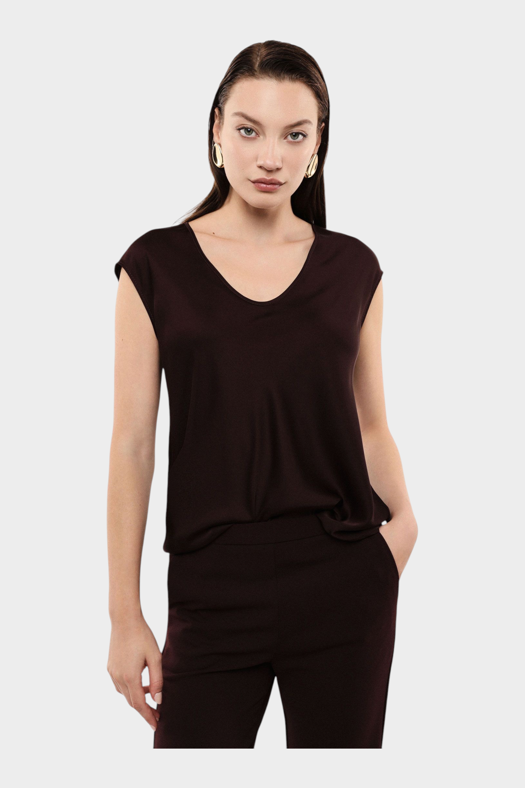 Top donna viola IMPERIAL con scollo a V ampio indossato da una modella, collezione Follower SRL