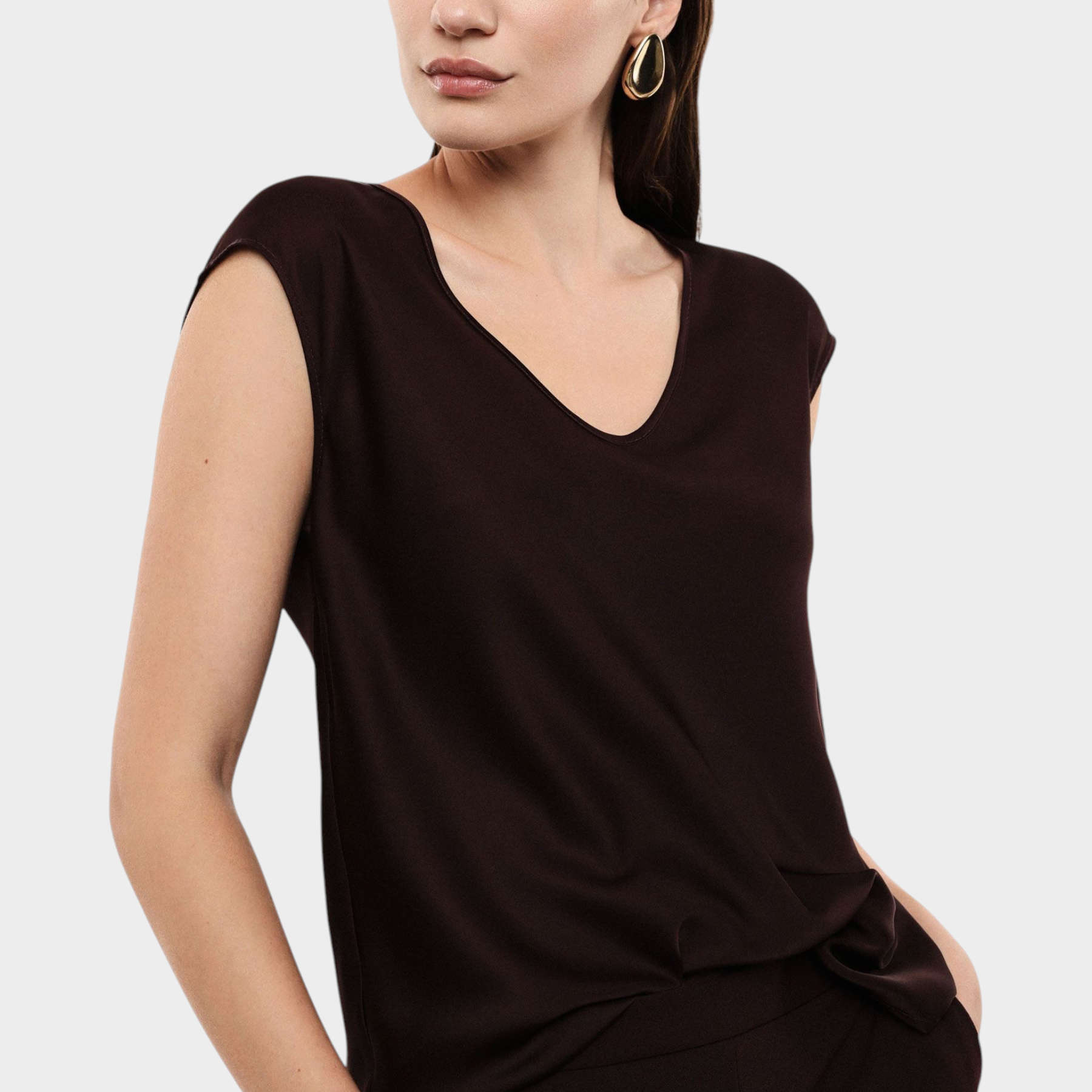 Top da donna Follower SRL viola con ampio scollo a V e maniche corte indossato da una modella su sfondo bianco
