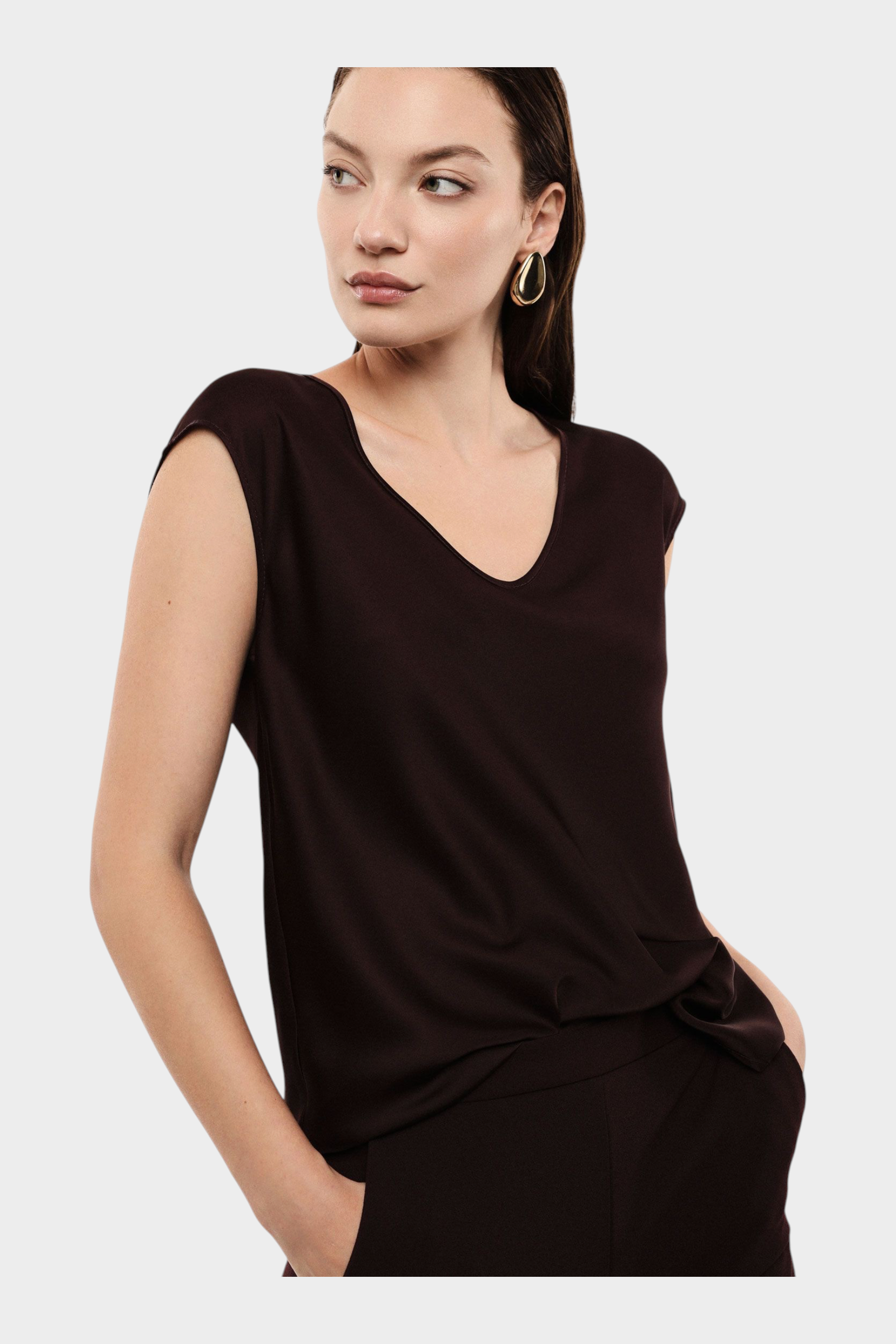 Top da donna Follower SRL viola con ampio scollo a V e maniche corte indossato da una modella su sfondo bianco