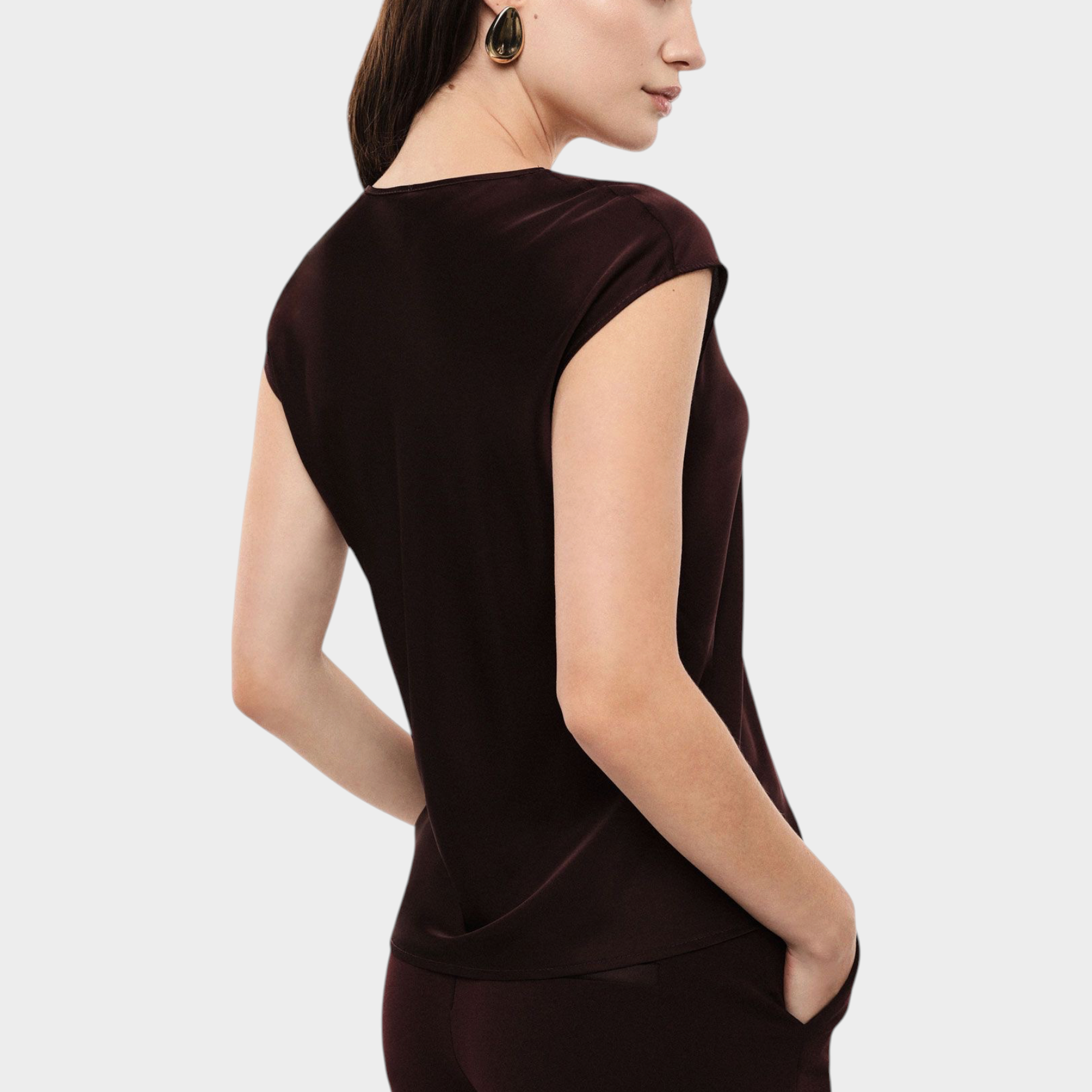Modella indossa top viola IMPERIAL con scollo a V e maniche corte, vista laterale, collezione Follower SRL