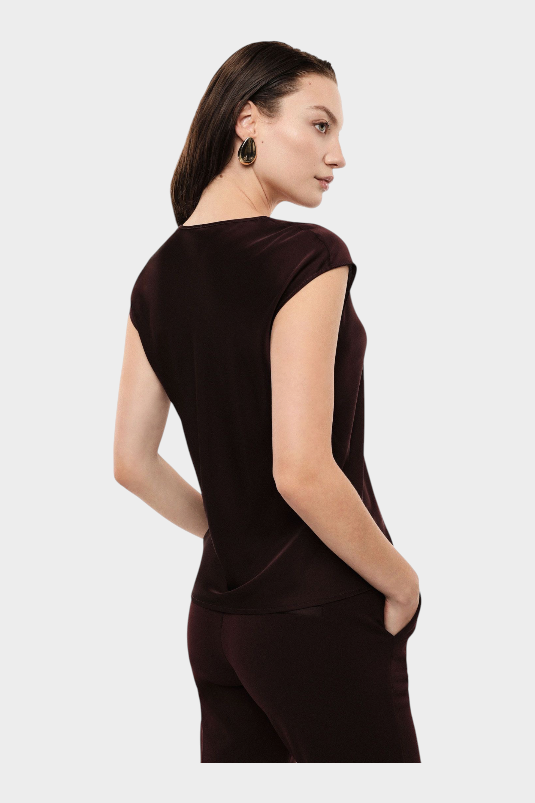 Modella indossa top viola IMPERIAL con scollo a V e maniche corte, vista laterale, collezione Follower SRL