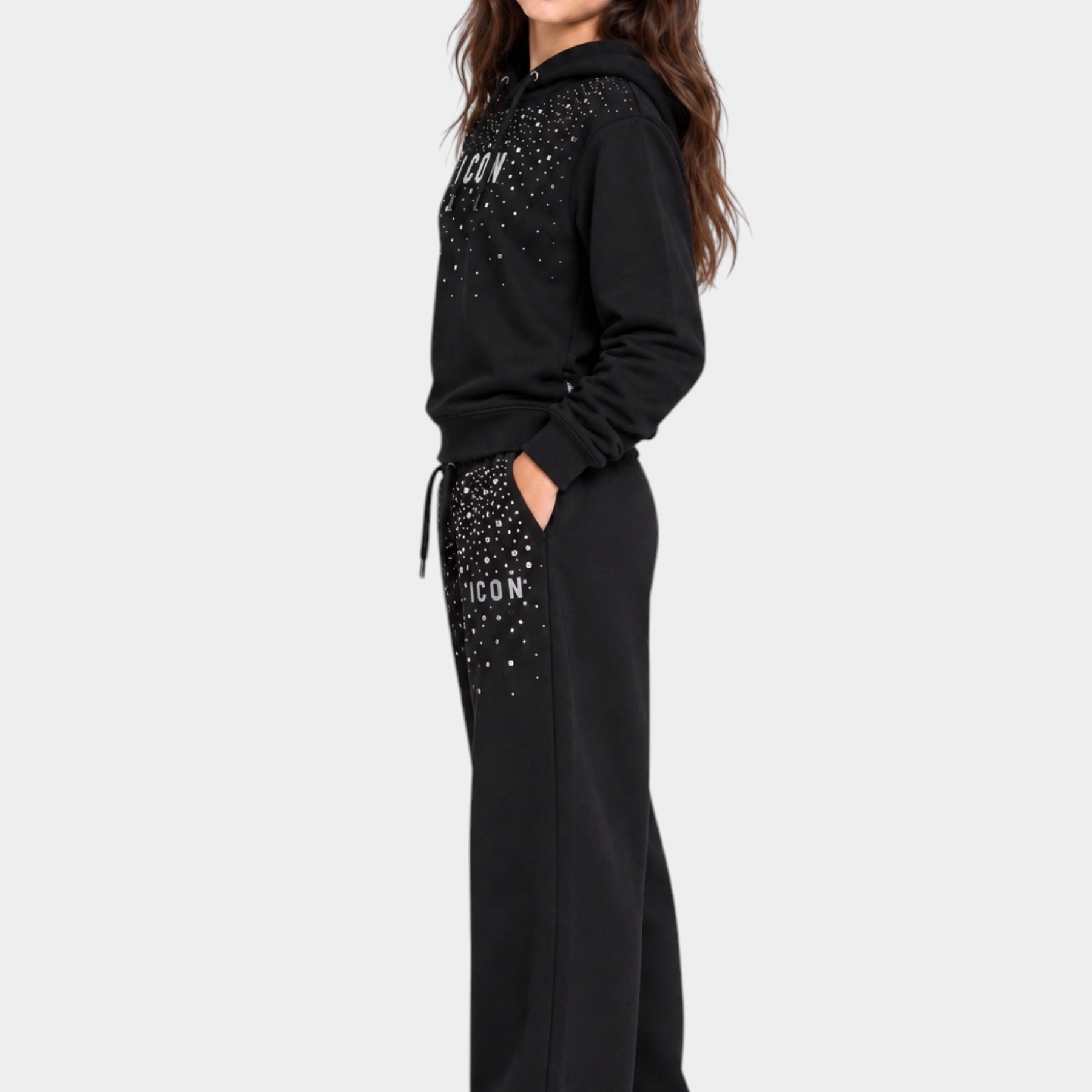Bambina indossa tuta Follower SRL nera con cappuccio e strass decorativi sulla scritta ICON e sui pantaloni