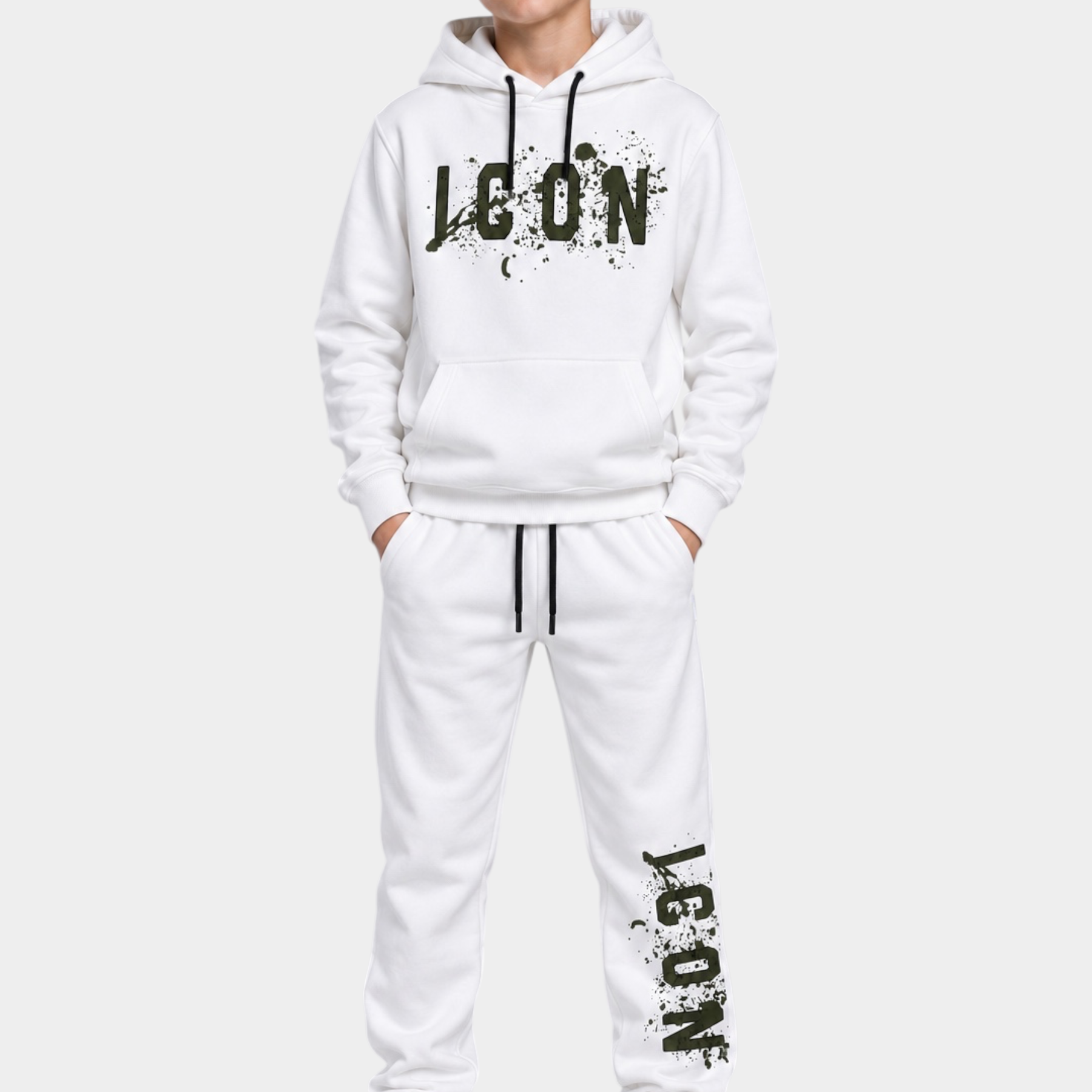 Ragazzo indossa tuta Follower SRL bianca con felpa con cappuccio e pantaloni decorati con stampa ICON nera