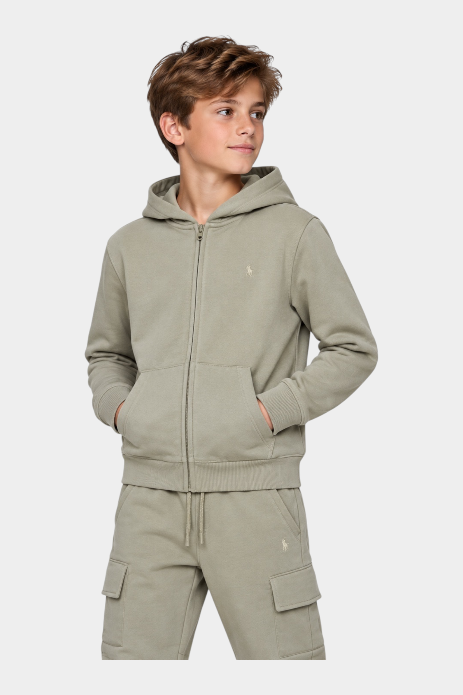 Ragazzo indossa felpa con cappuccio e pantaloni cargo beige Follower SRL in cotone con logo ricamato