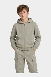 Ragazzo indossa felpa con cappuccio e pantaloni jogger cargo beige di Follower SRL con logo ricamato